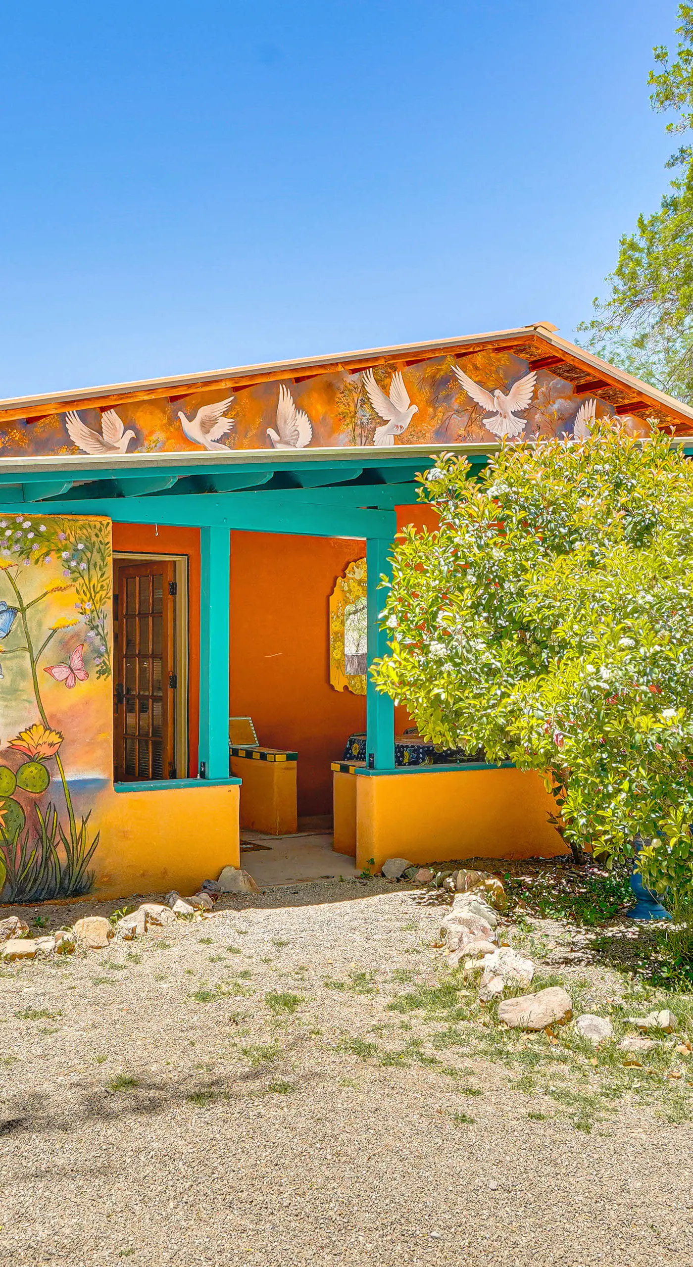 Casa Paloma Studio: Artsy & Airy w/ Hot Tub Access