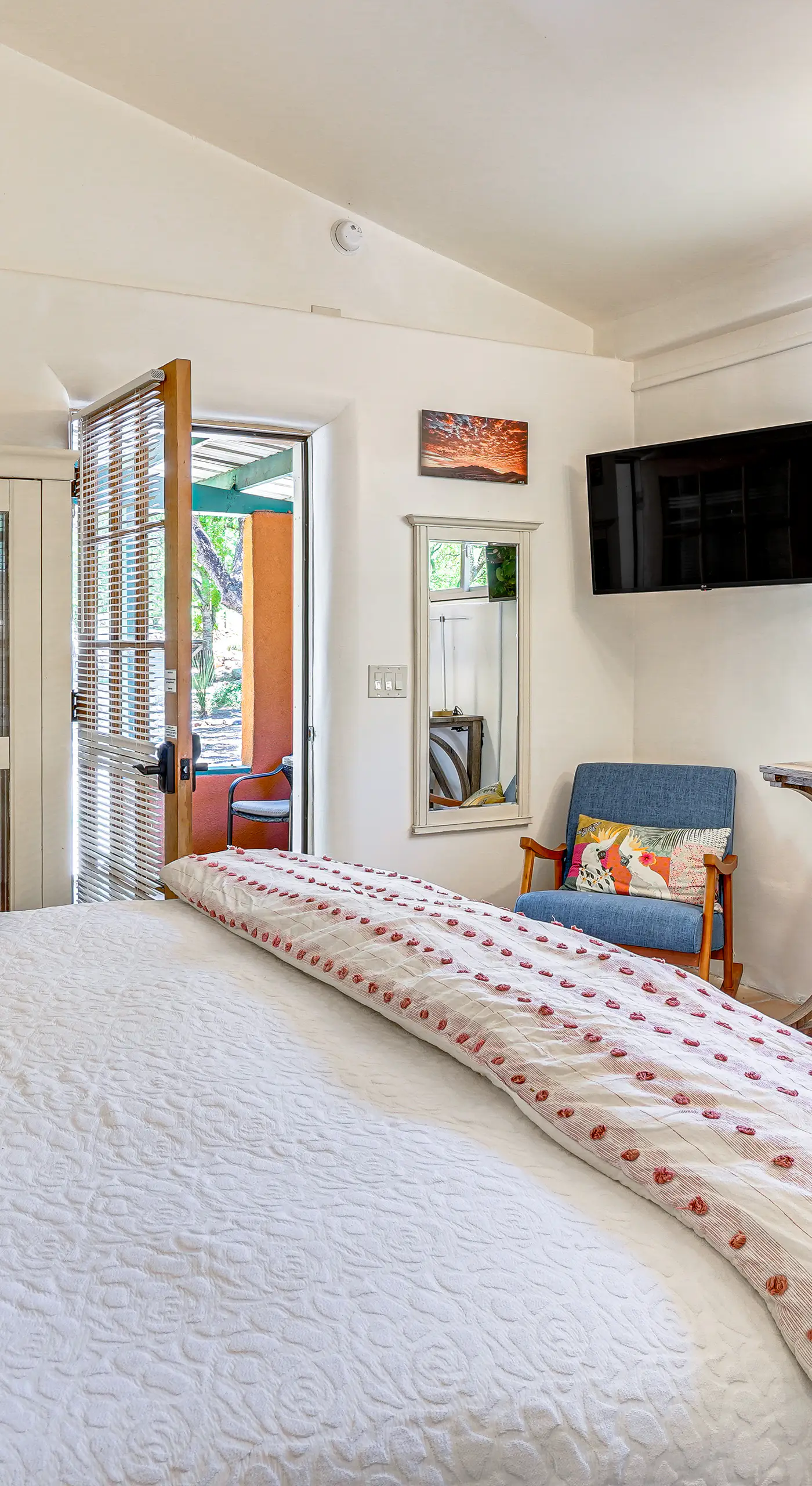 Casa Paloma Studio: Artsy & Airy w/ Hot Tub Access