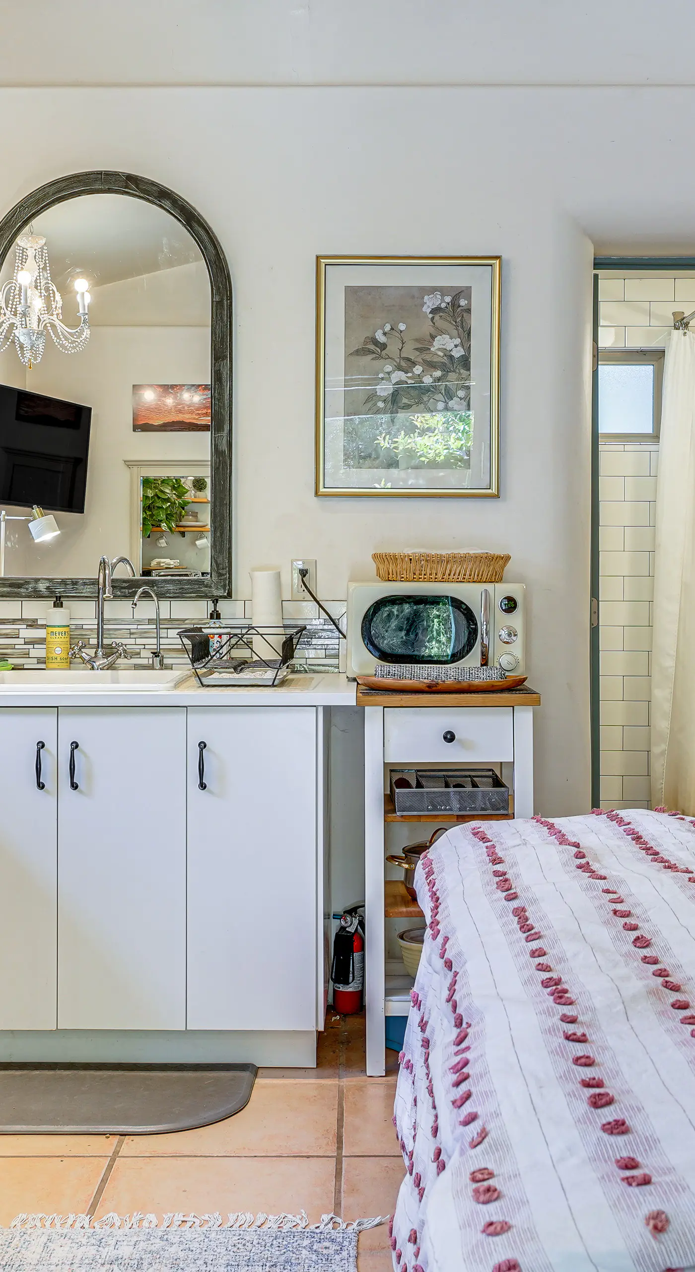 Casa Paloma Studio: Artsy & Airy w/ Hot Tub Access