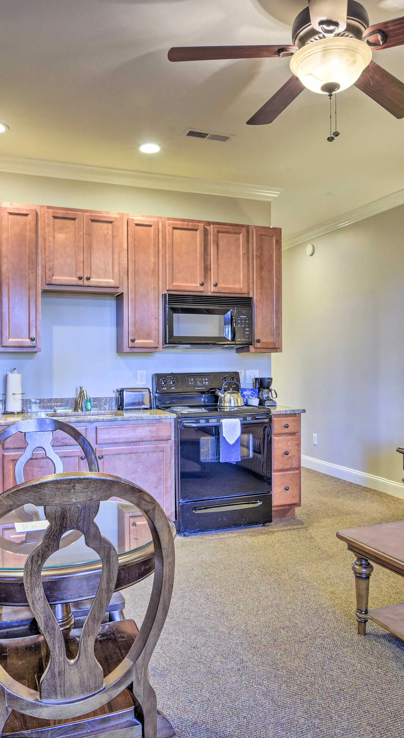 Resort-Style Condo on Golf Course w/ Pool Access
