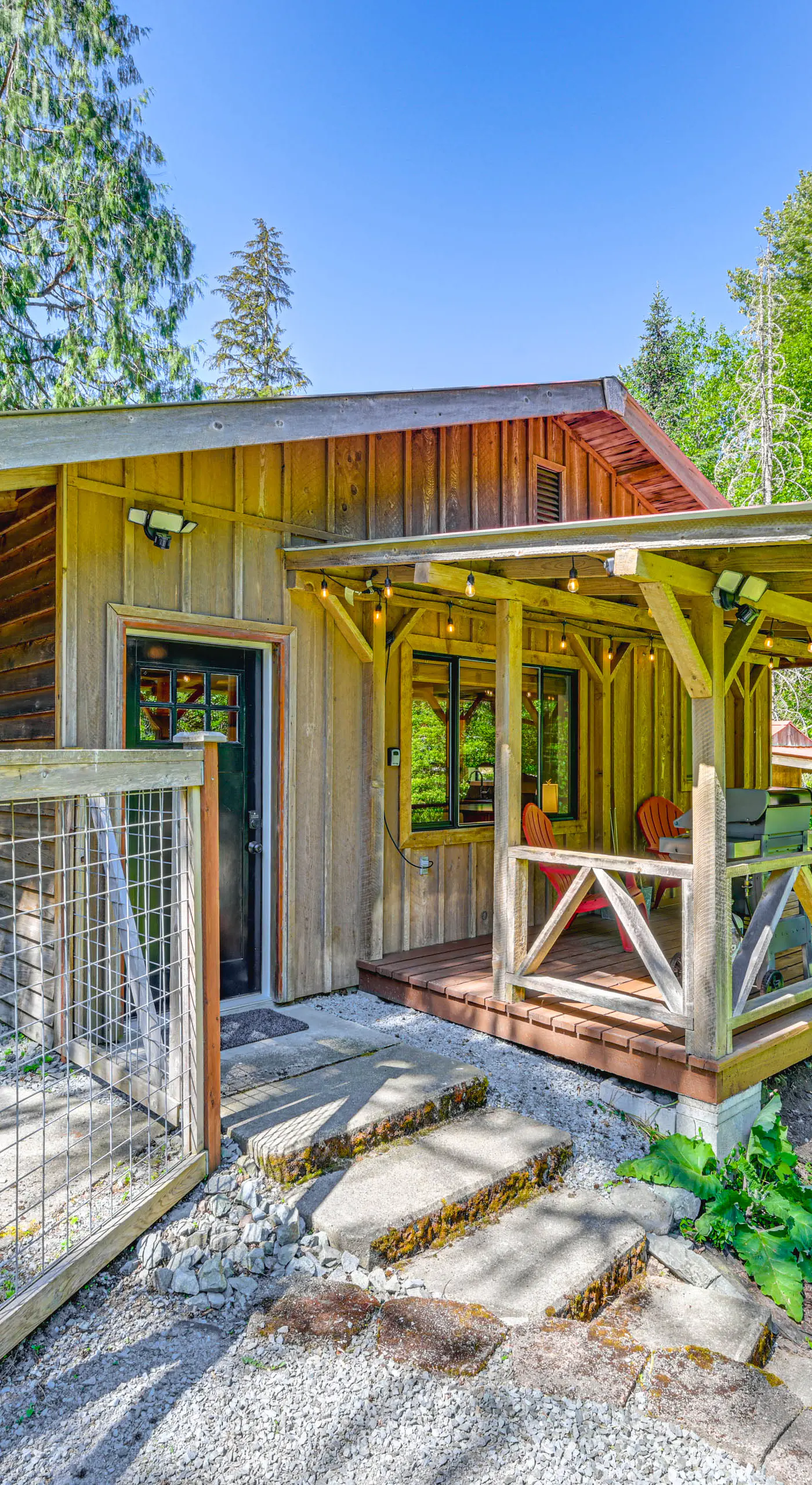 5 Mi to Mt Rainier Nat’l Park: Cozy Cabin w/ Deck!