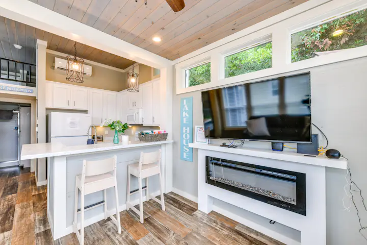 Waterfront Living & Resort Perks! Lake Norman Stay