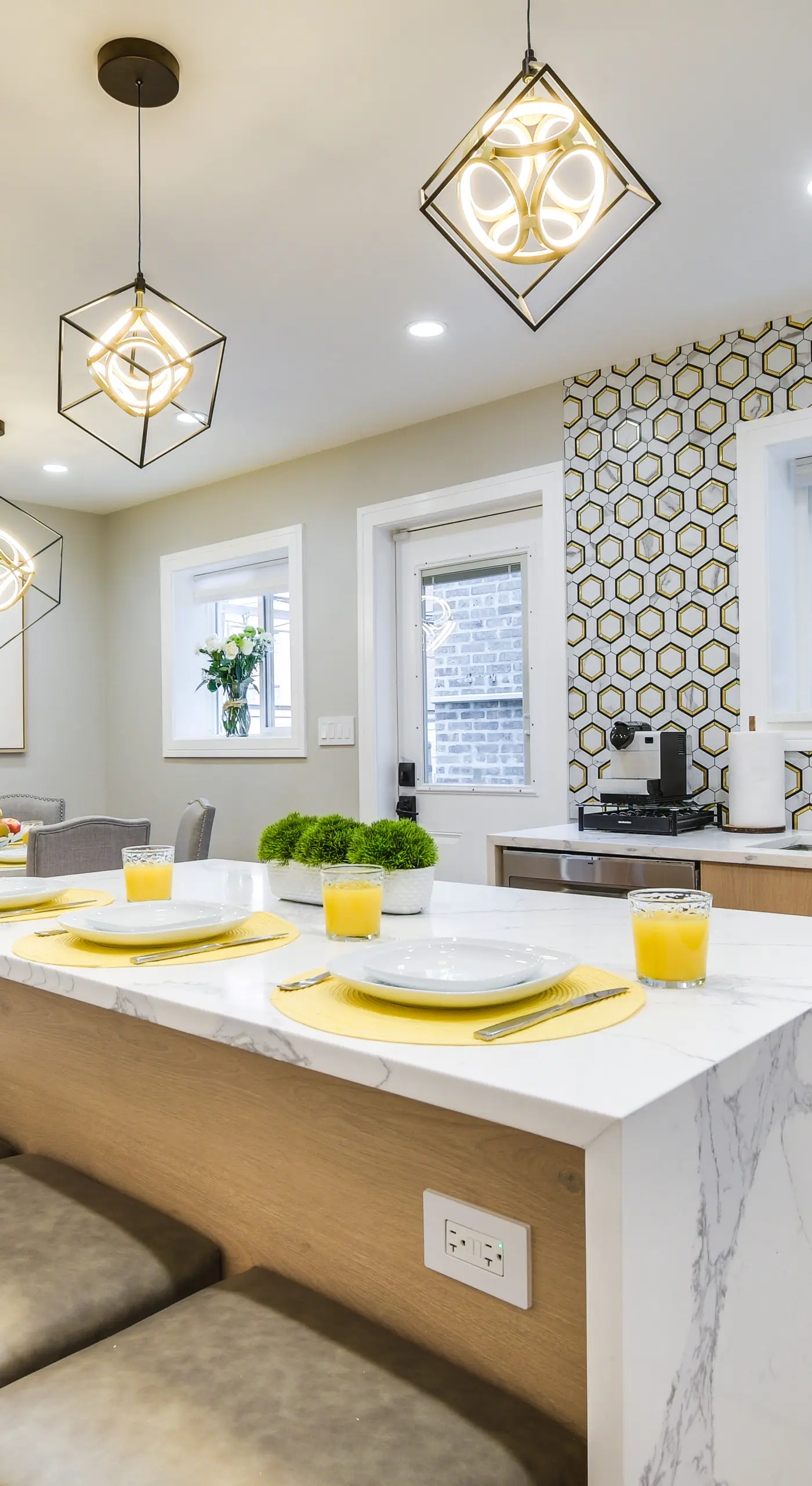 Stylish Chicago Retreat: Walk to Loyola University