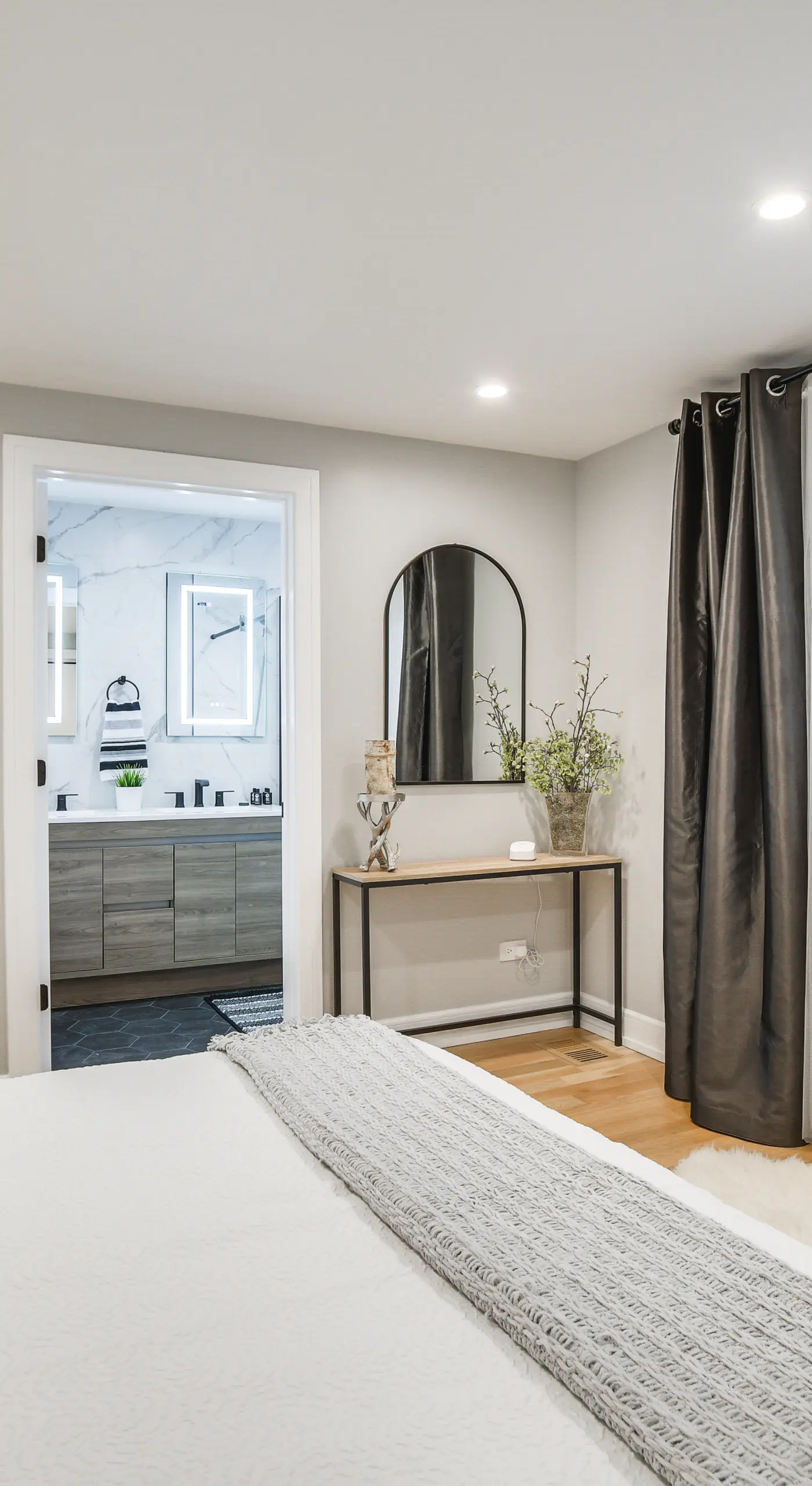 Stylish Chicago Retreat: Walk to Loyola University