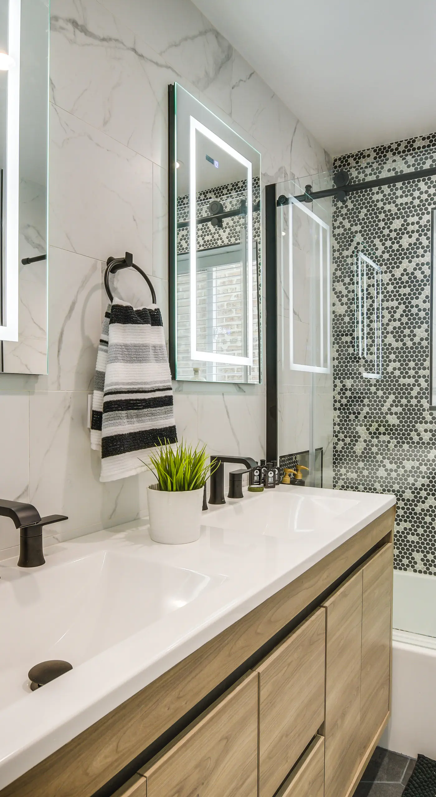 Stylish Chicago Retreat: Walk to Loyola University