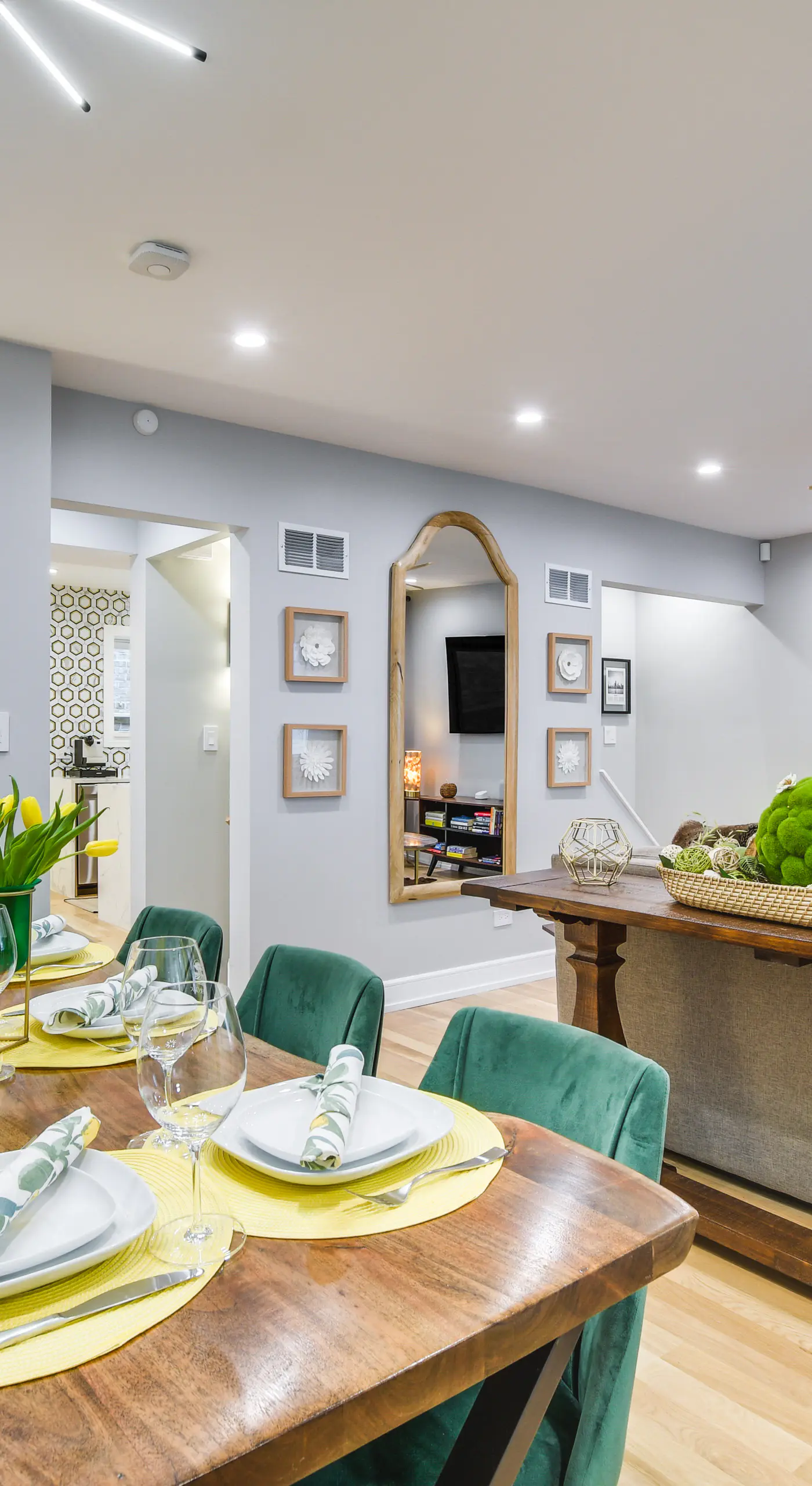 Stylish Chicago Retreat: Walk to Loyola University