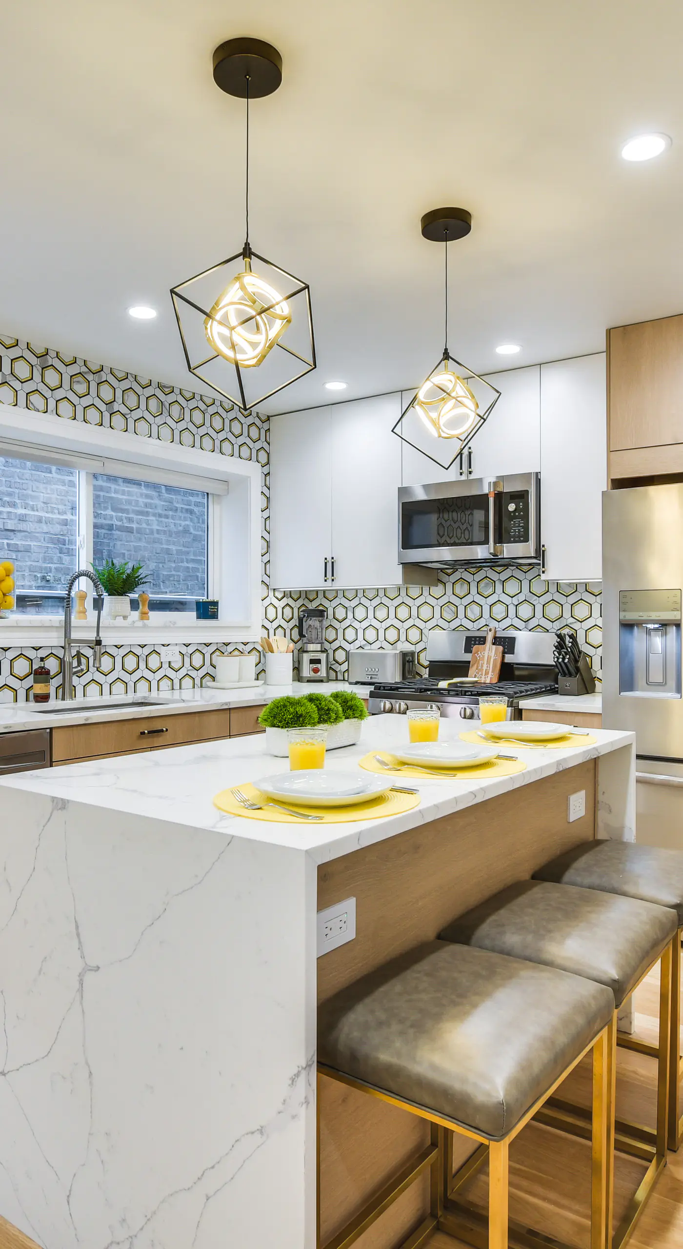 Stylish Chicago Retreat: Walk to Loyola University