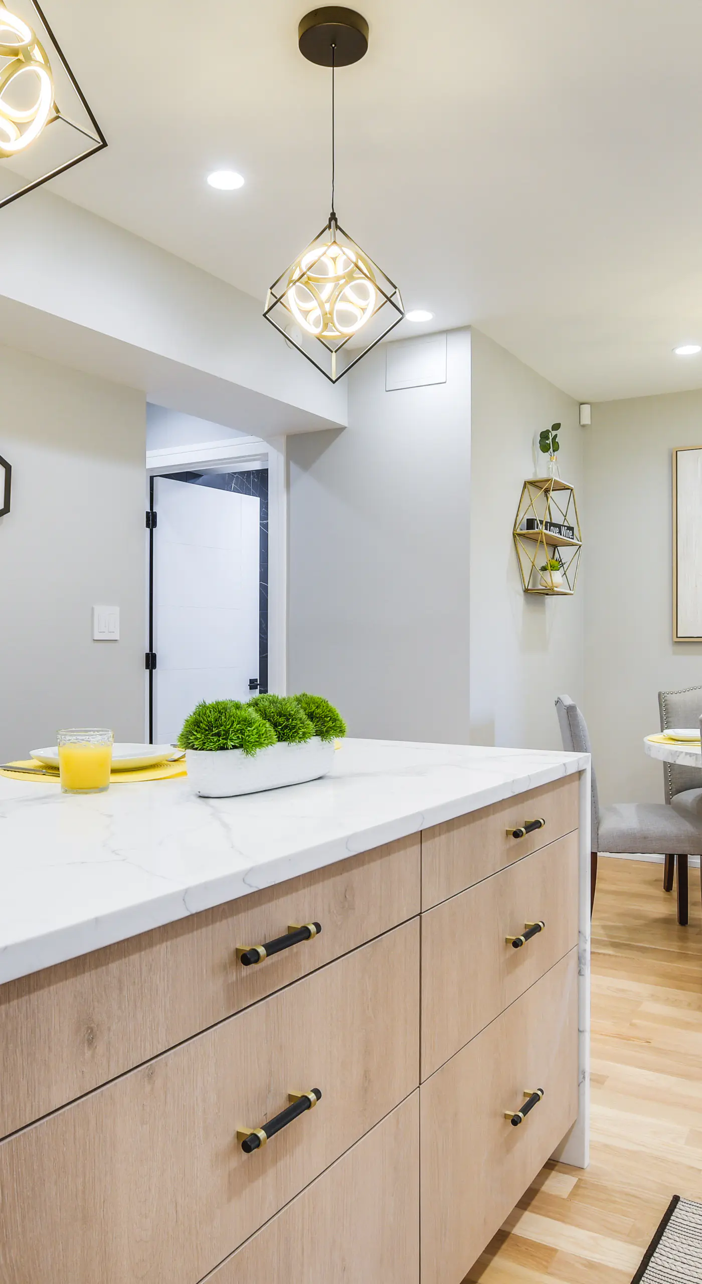 Stylish Chicago Retreat: Walk to Loyola University