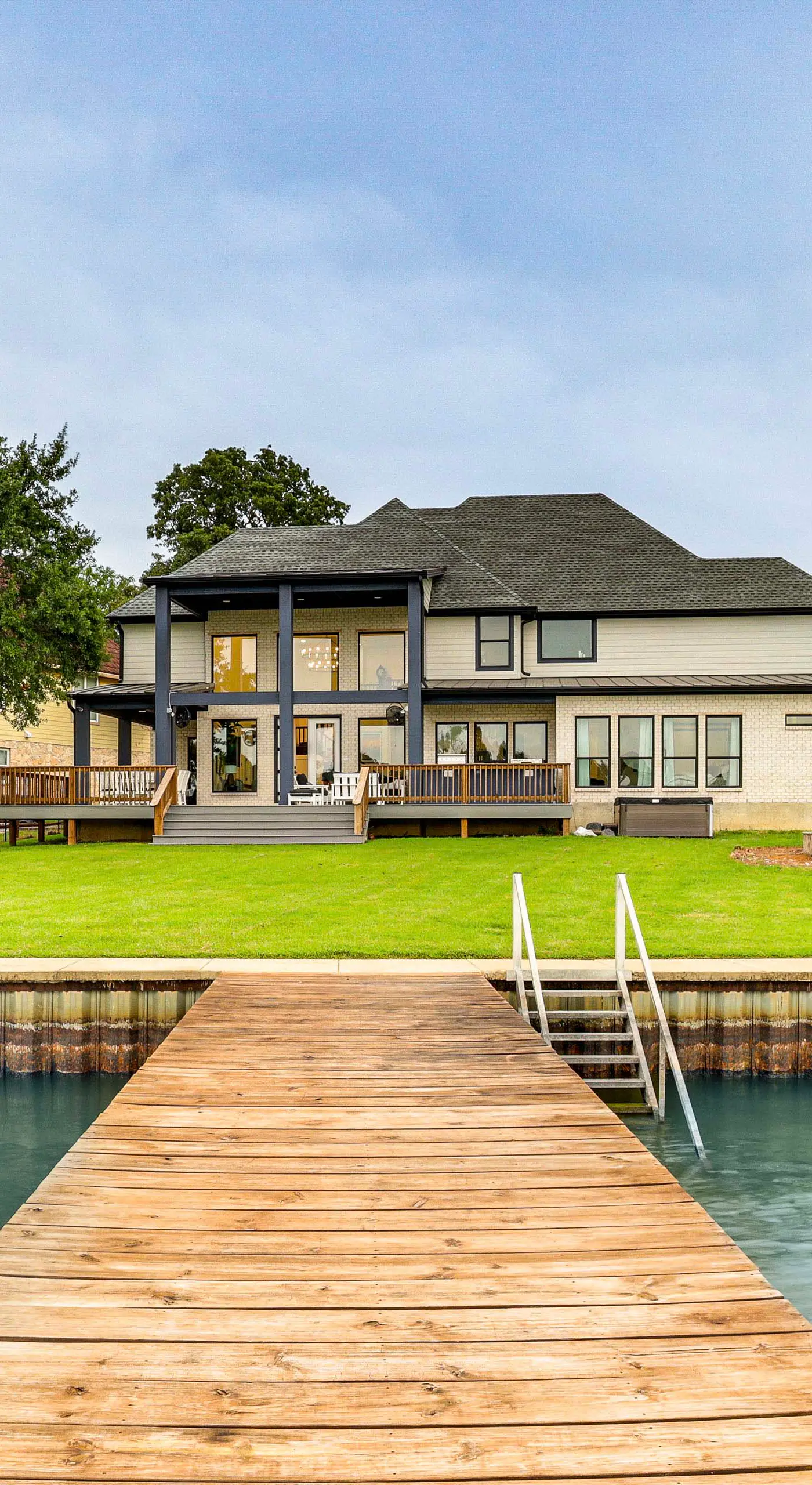 Hot Tub, Fire Pit! High-End Cedar Creek Lake Haven
