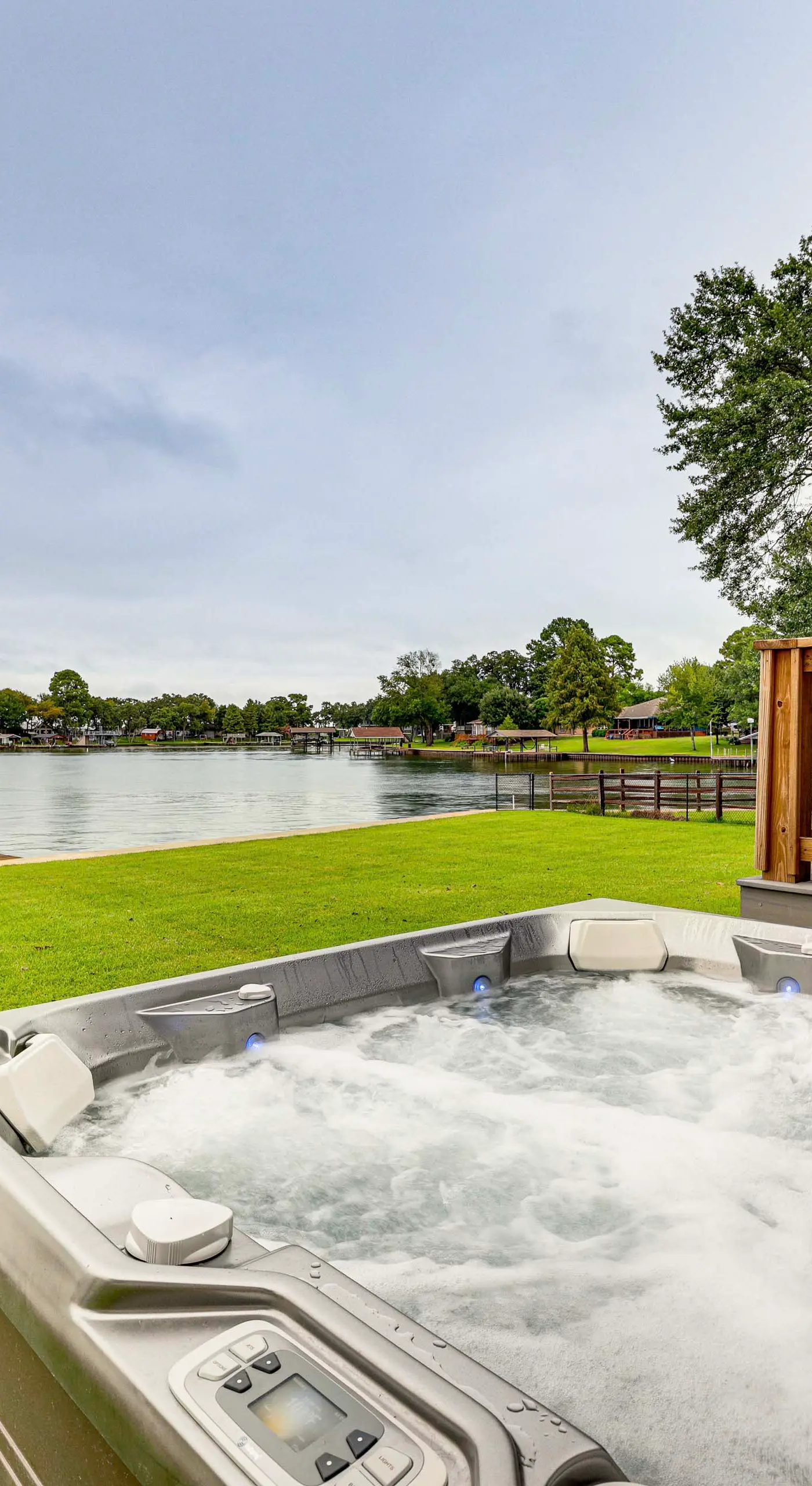 Hot Tub, Fire Pit! High-End Cedar Creek Lake Haven