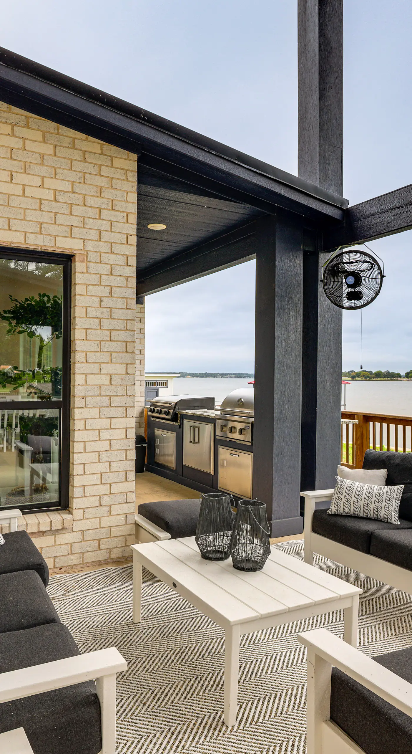 Hot Tub, Fire Pit! High-End Cedar Creek Lake Haven