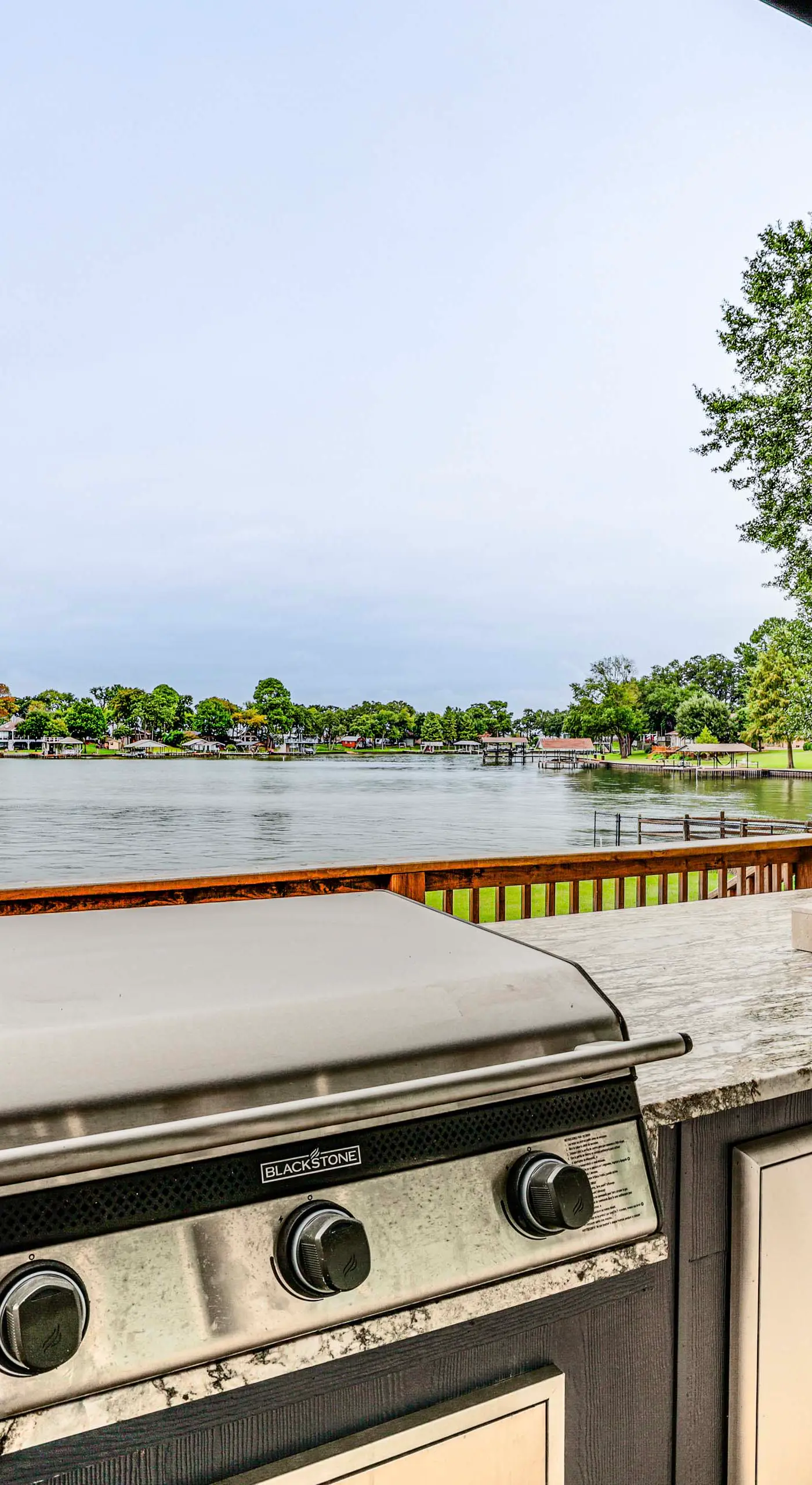 Hot Tub, Fire Pit! High-End Cedar Creek Lake Haven