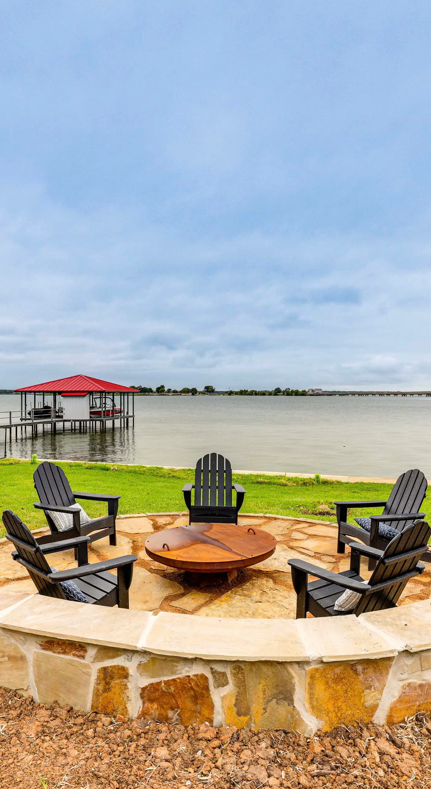 Hot Tub, Fire Pit! High-End Cedar Creek Lake Haven