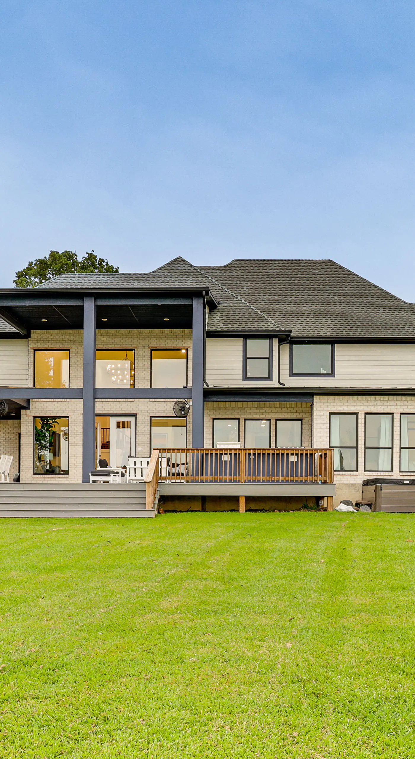 Hot Tub, Fire Pit! High-End Cedar Creek Lake Haven