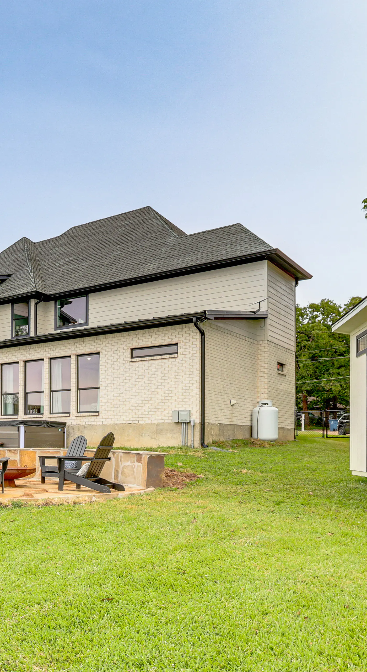 Hot Tub, Fire Pit! High-End Cedar Creek Lake Haven