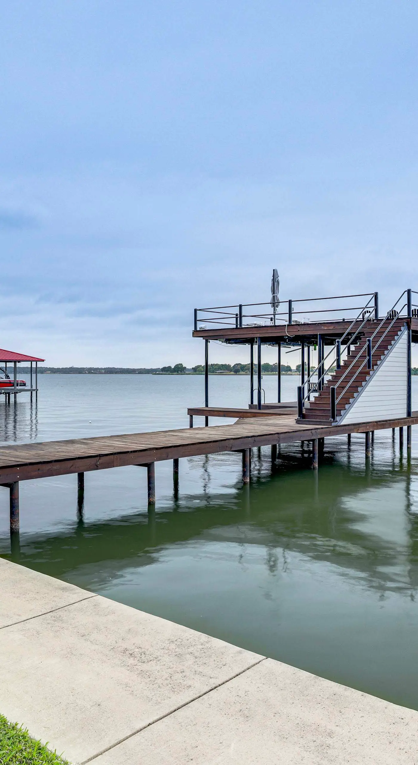 Hot Tub, Fire Pit! High-End Cedar Creek Lake Haven