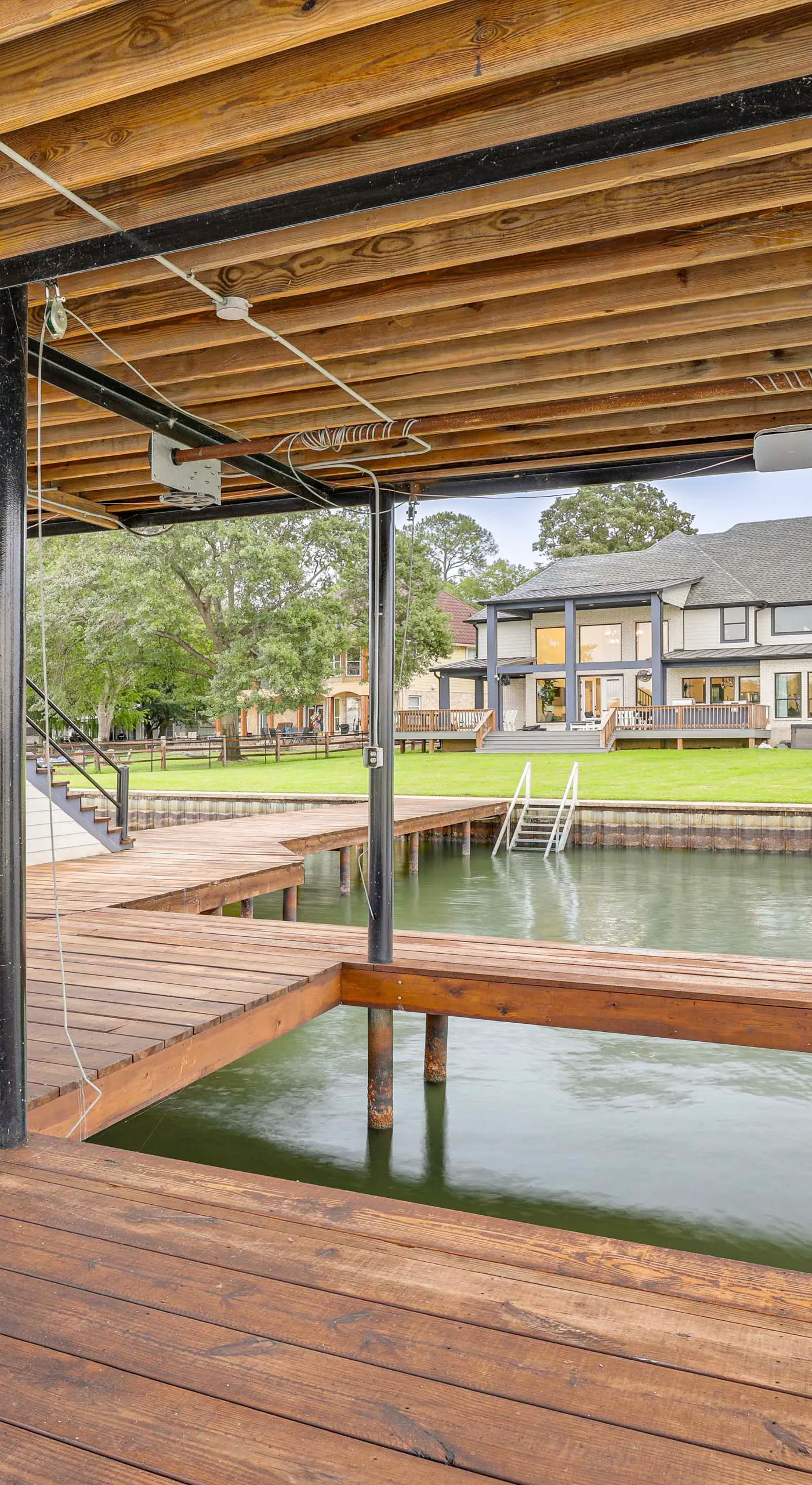 Hot Tub, Fire Pit! High-End Cedar Creek Lake Haven