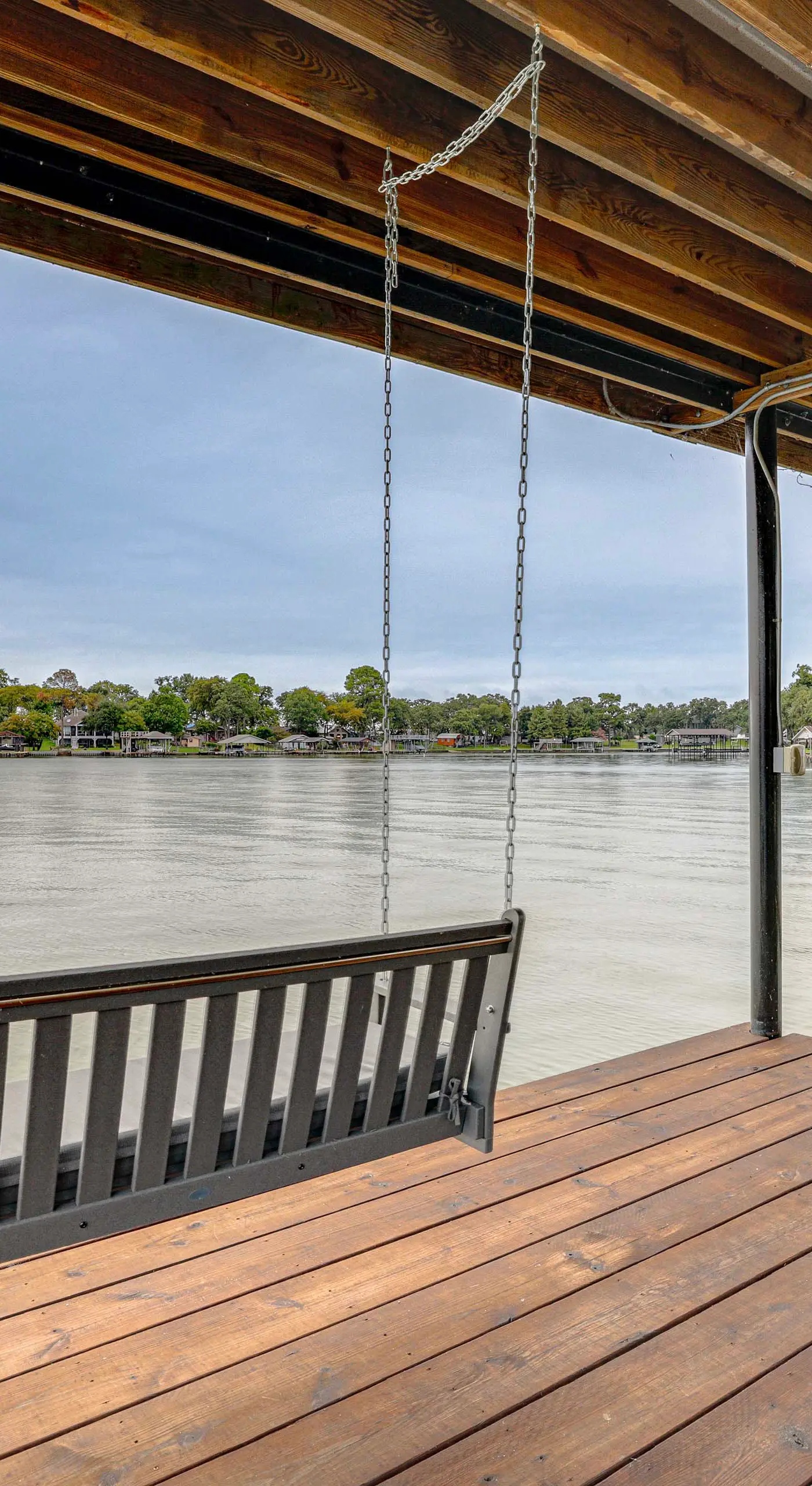Hot Tub, Fire Pit! High-End Cedar Creek Lake Haven