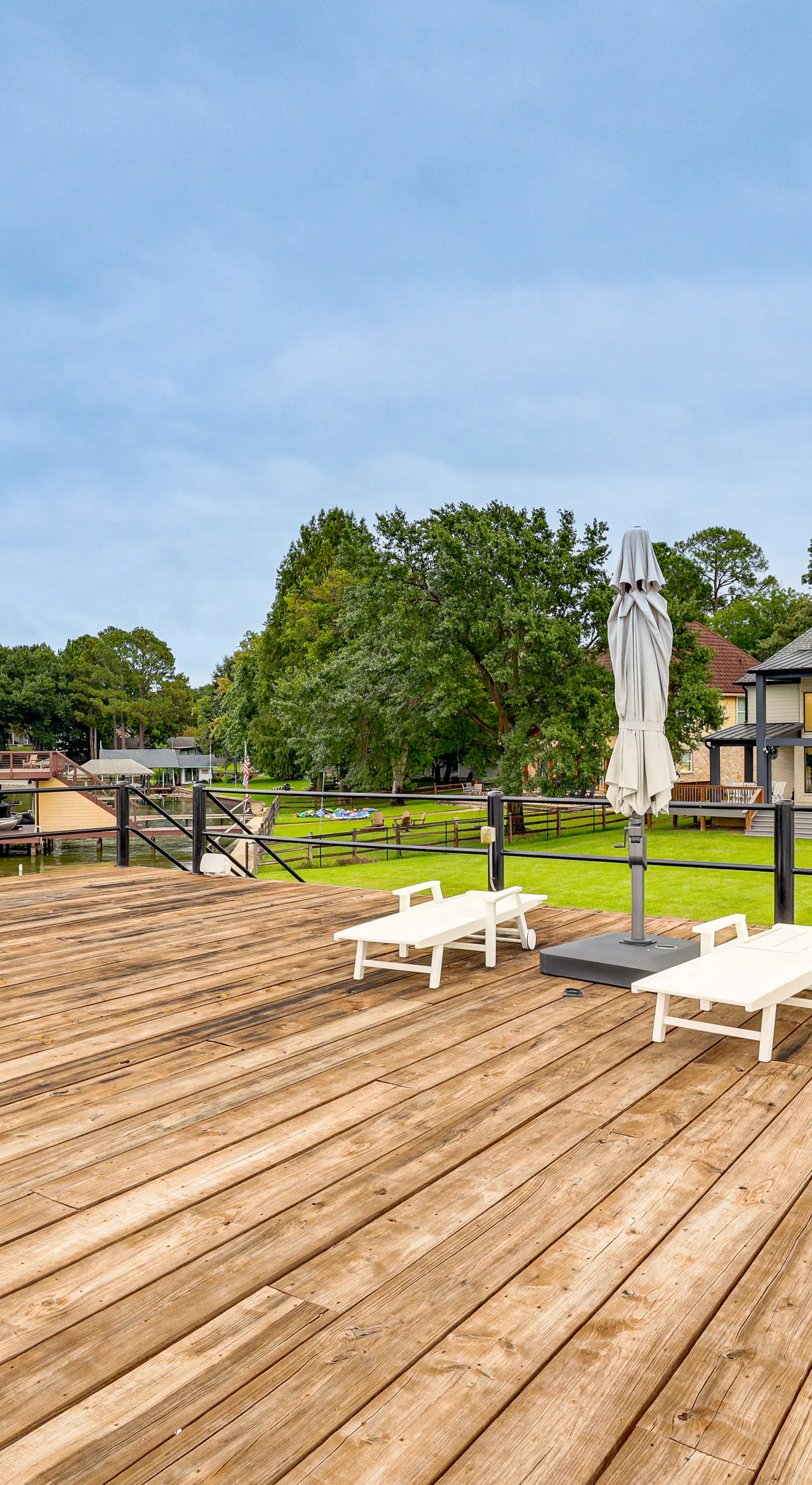 Hot Tub, Fire Pit! High-End Cedar Creek Lake Haven