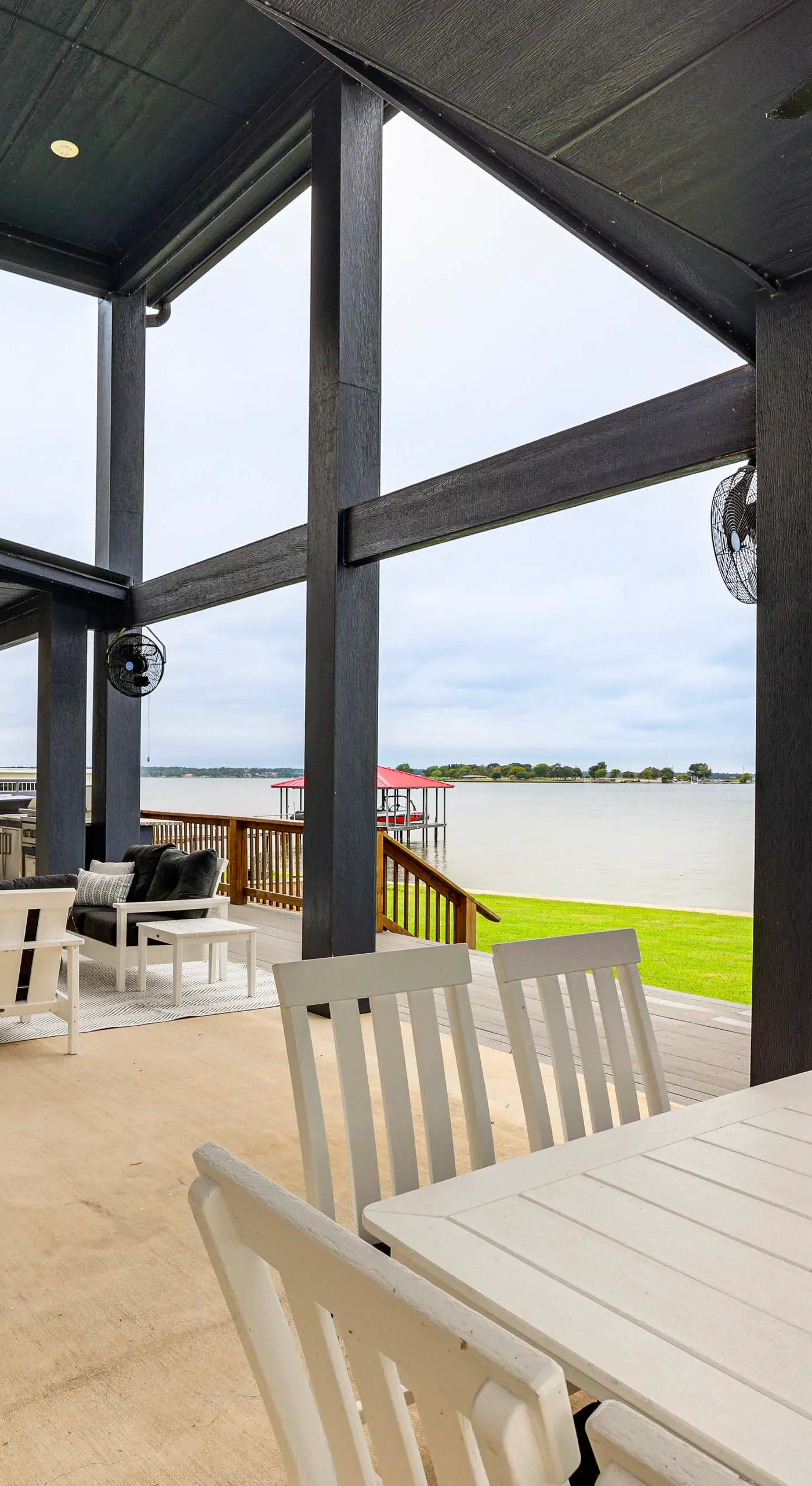 Hot Tub, Fire Pit! High-End Cedar Creek Lake Haven