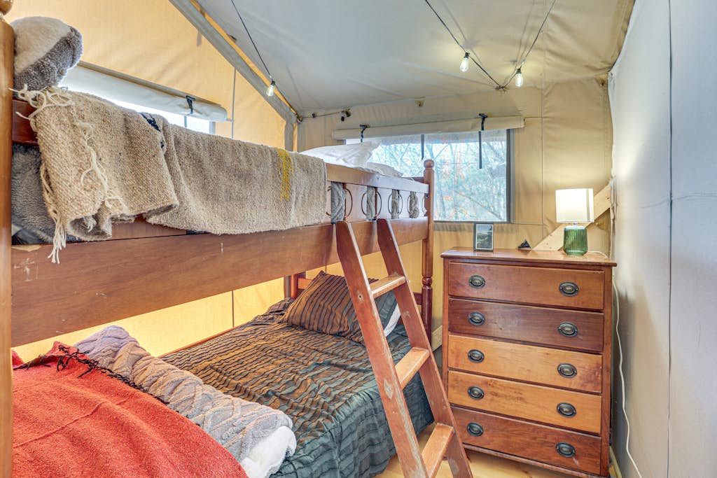 16 Mi to Lookout Mtn: Glamping Tent w/ Hot Tub | 4 Bed Trenton, GA