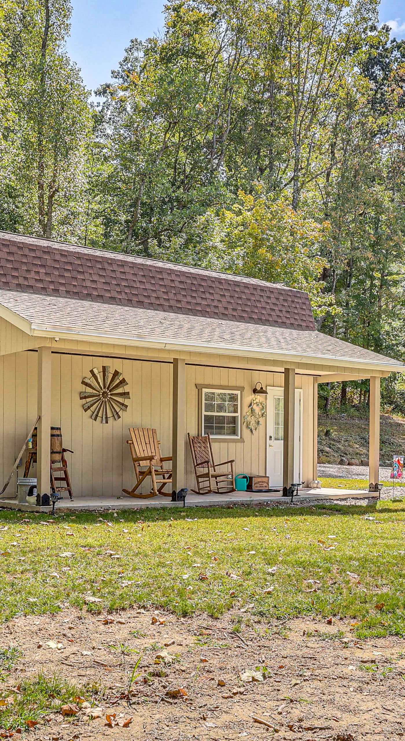 On 40 Acres: Charming Cabin in Zanesville!