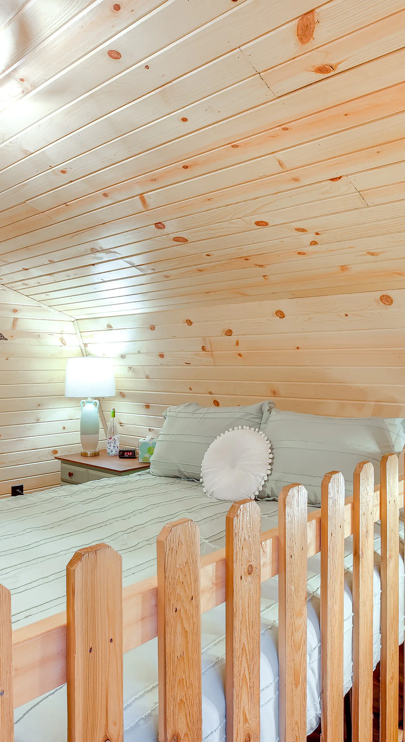 On 40 Acres: Charming Cabin in Zanesville!