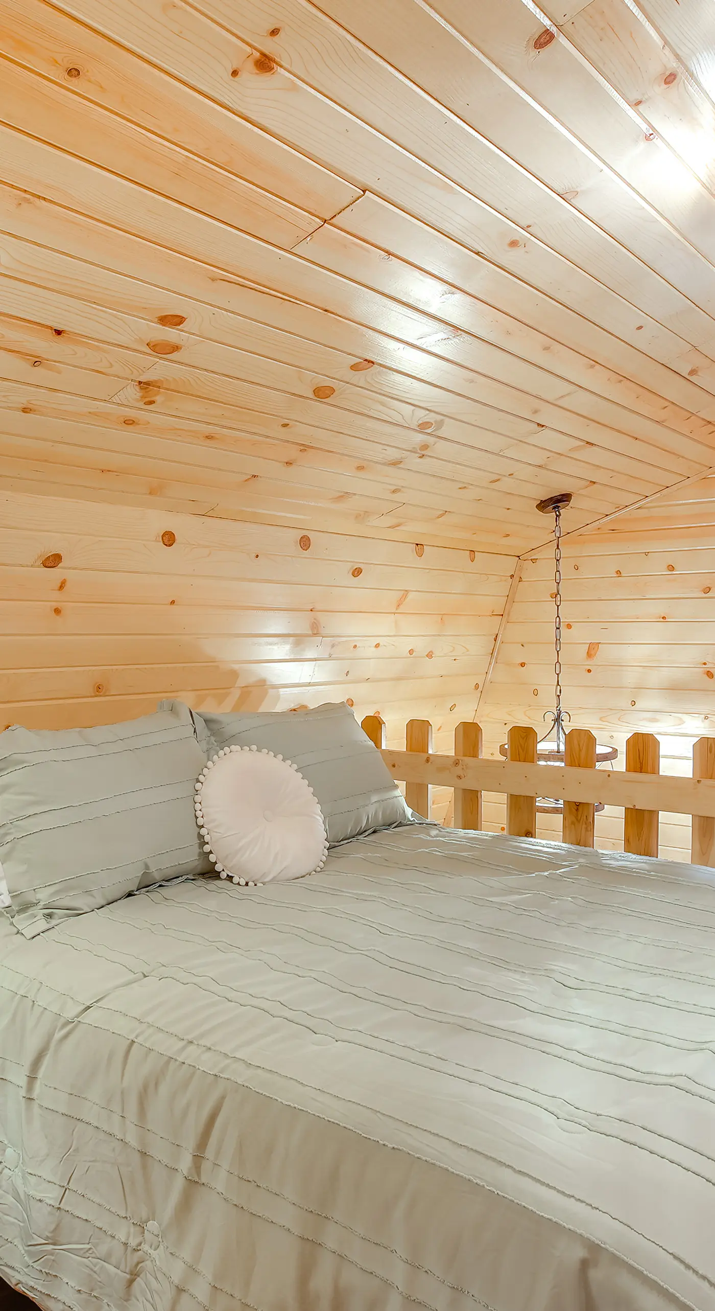 On 40 Acres: Charming Cabin in Zanesville!