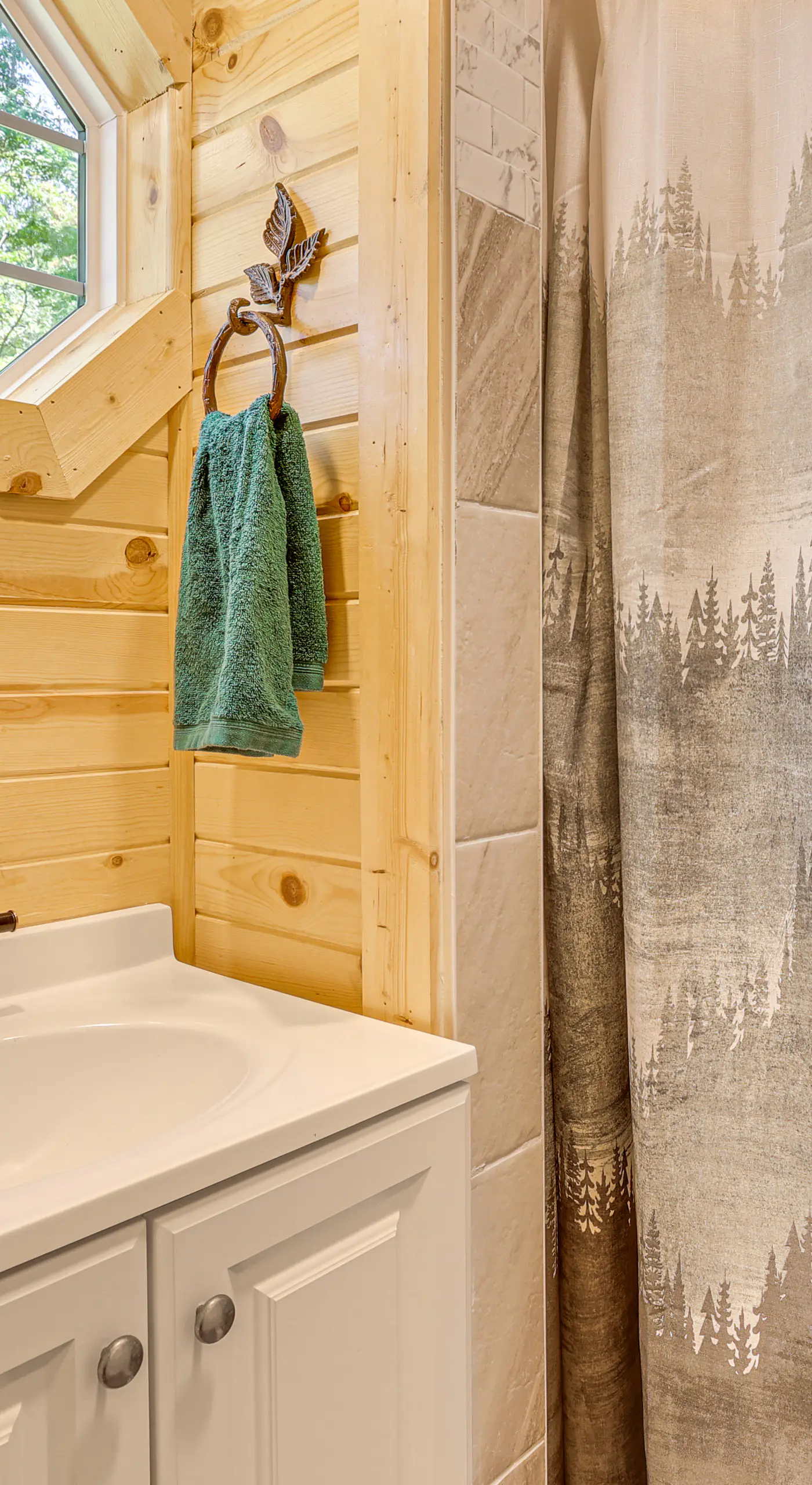 On 40 Acres: Charming Cabin in Zanesville!