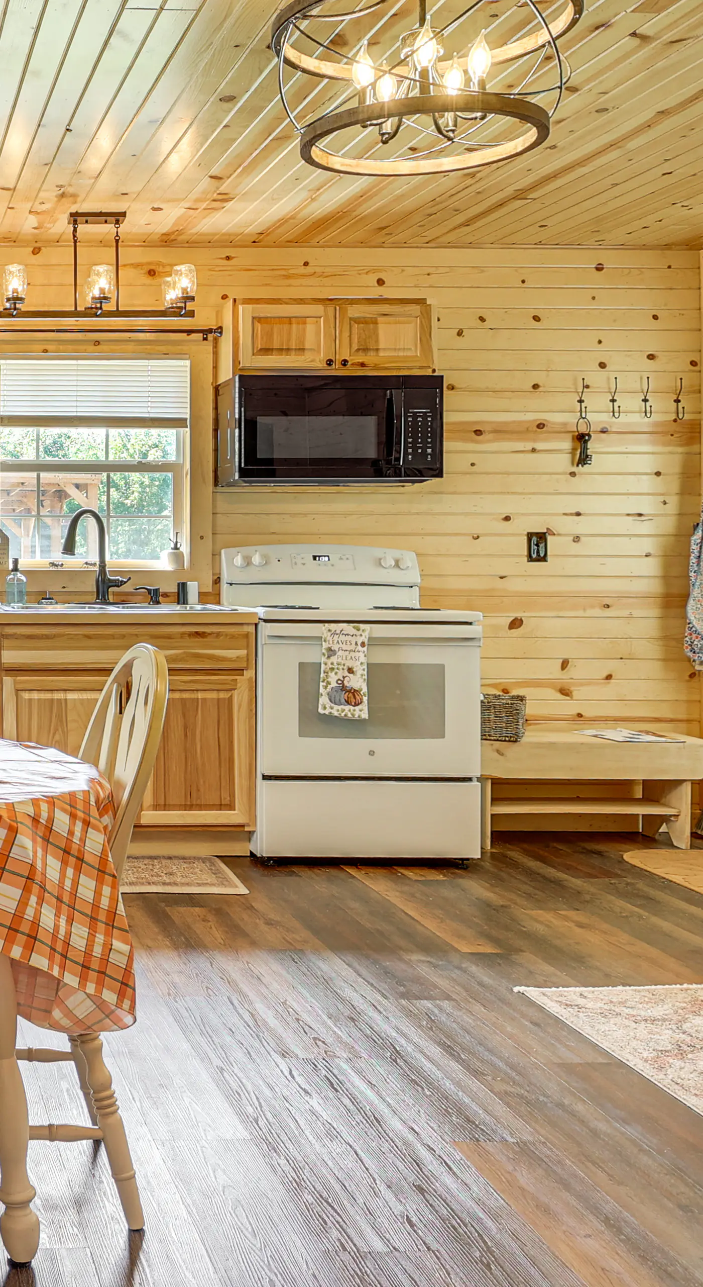 On 40 Acres: Charming Cabin in Zanesville!