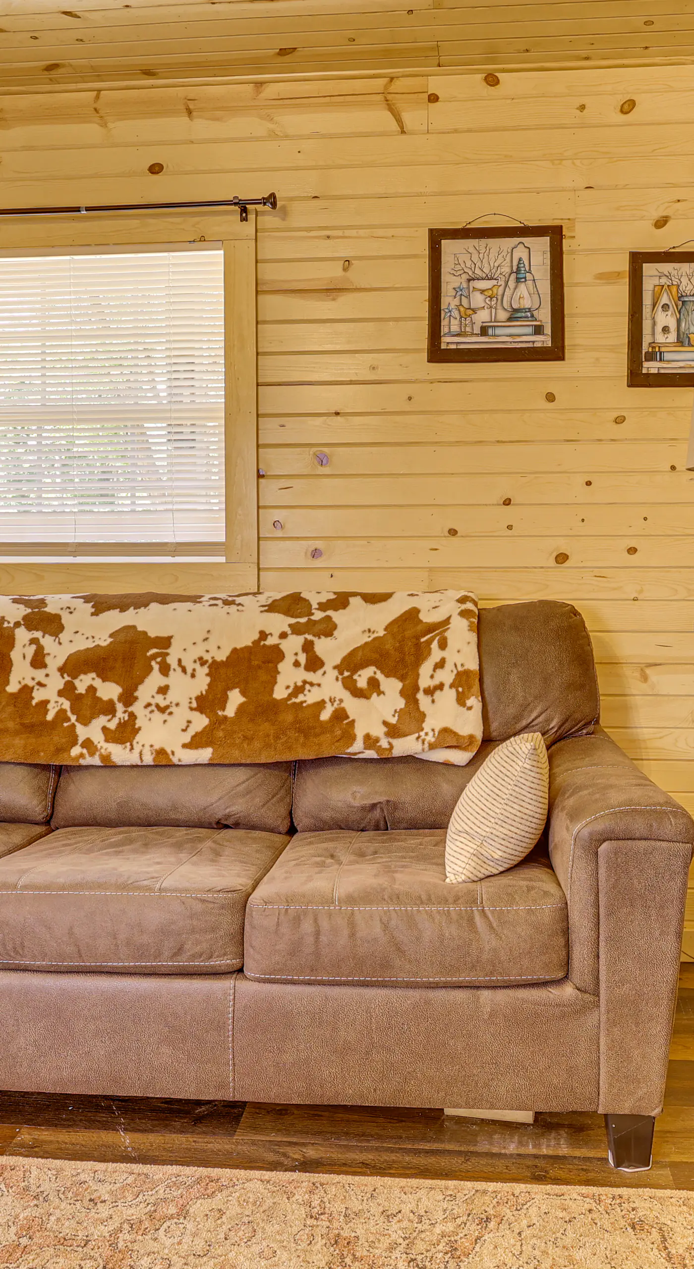 On 40 Acres: Charming Cabin in Zanesville!