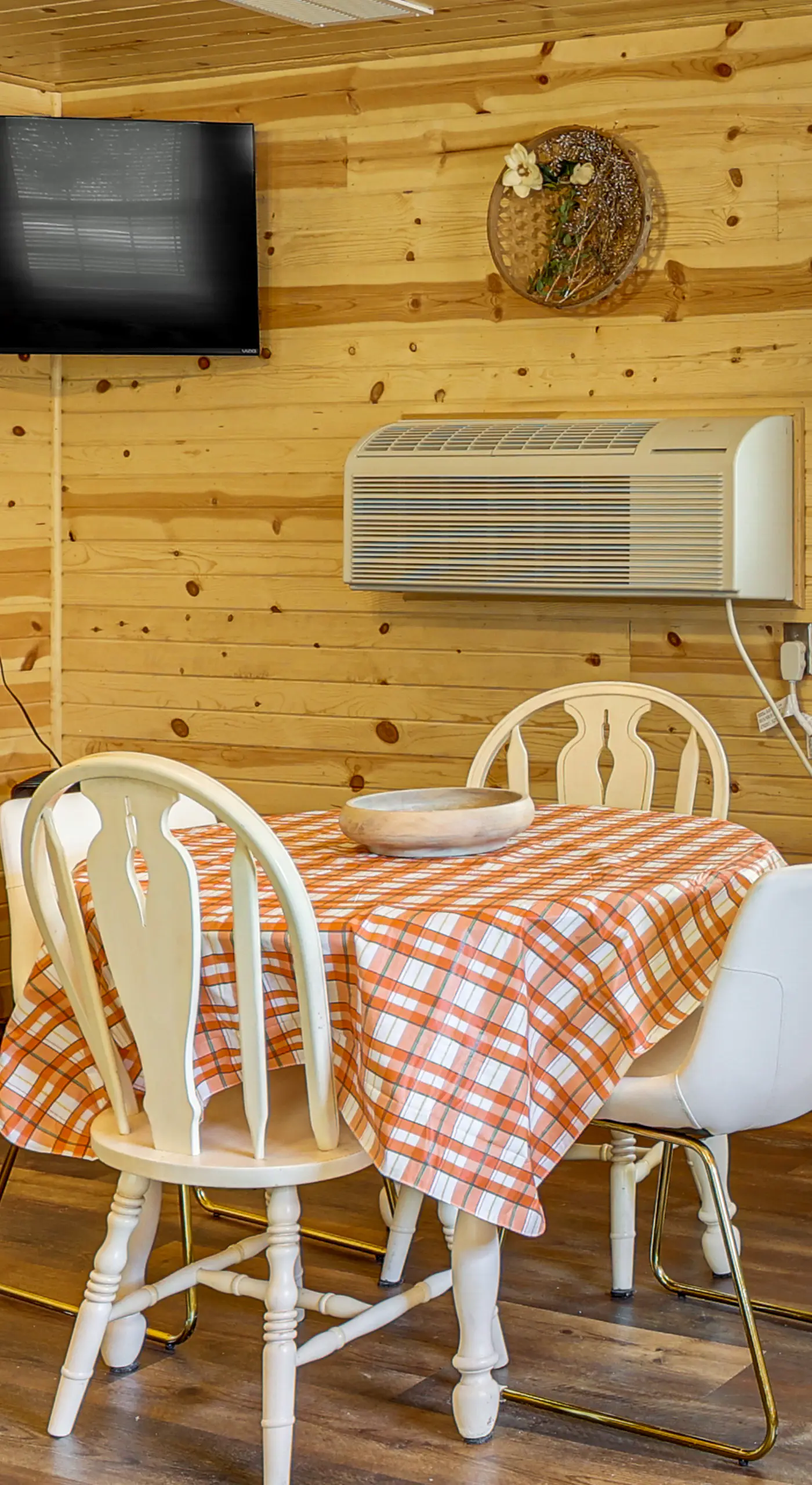 On 40 Acres: Charming Cabin in Zanesville!