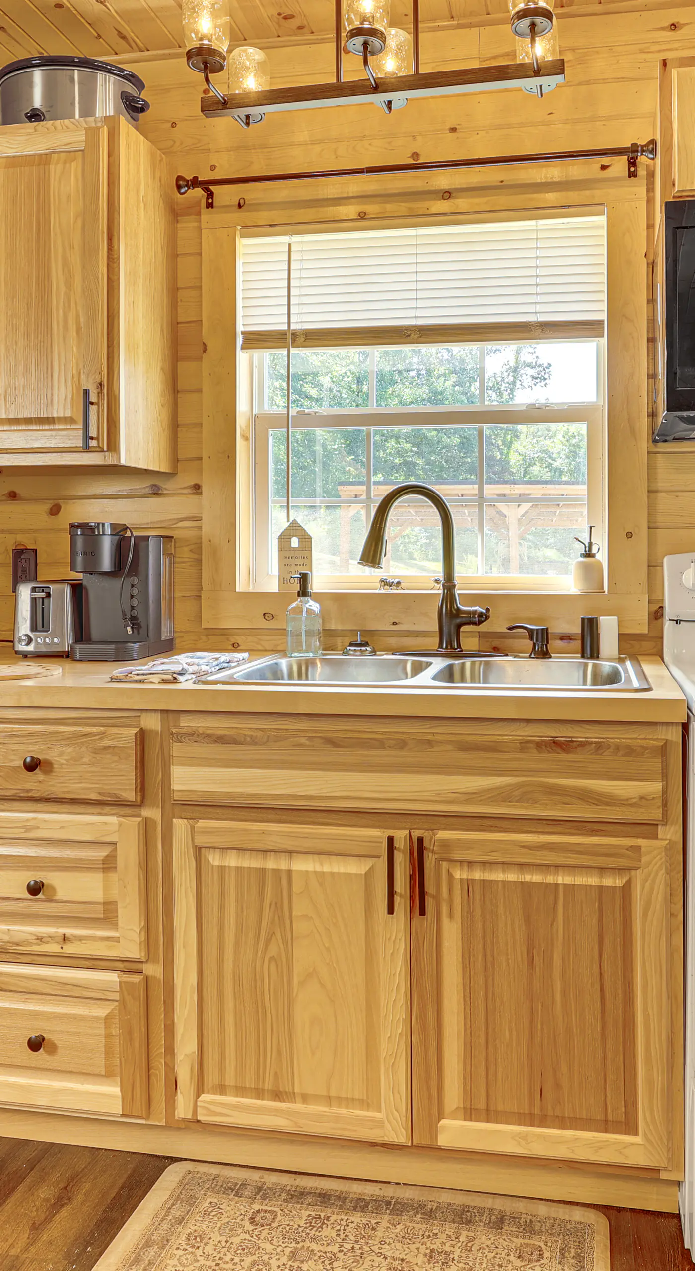 On 40 Acres: Charming Cabin in Zanesville!