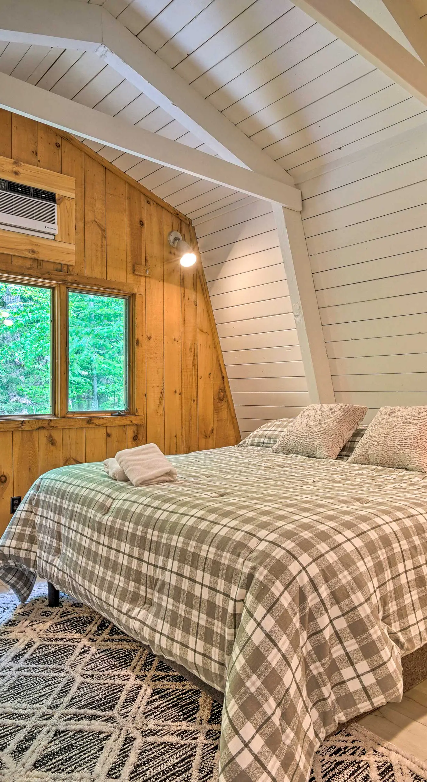 Wilmington Chalet w/ Hot Tub < 8 Mi to Mount Snow!