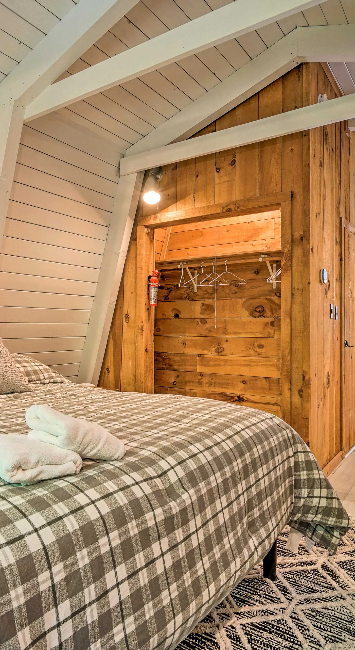 Wilmington Chalet w/ Hot Tub < 8 Mi to Mount Snow!