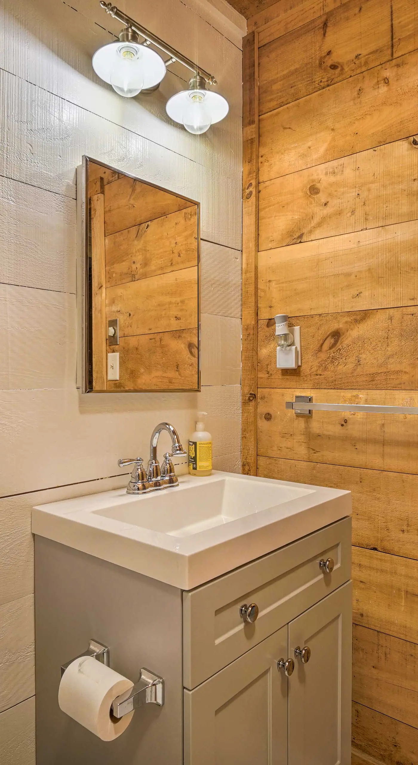 Wilmington Chalet w/ Hot Tub < 8 Mi to Mount Snow!