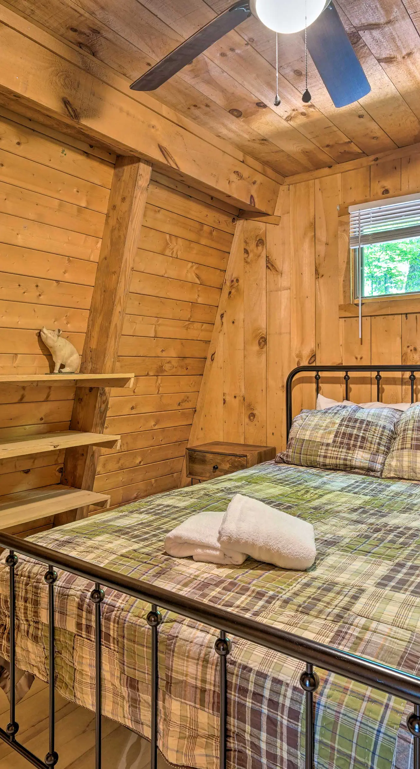Wilmington Chalet w/ Hot Tub < 8 Mi to Mount Snow!