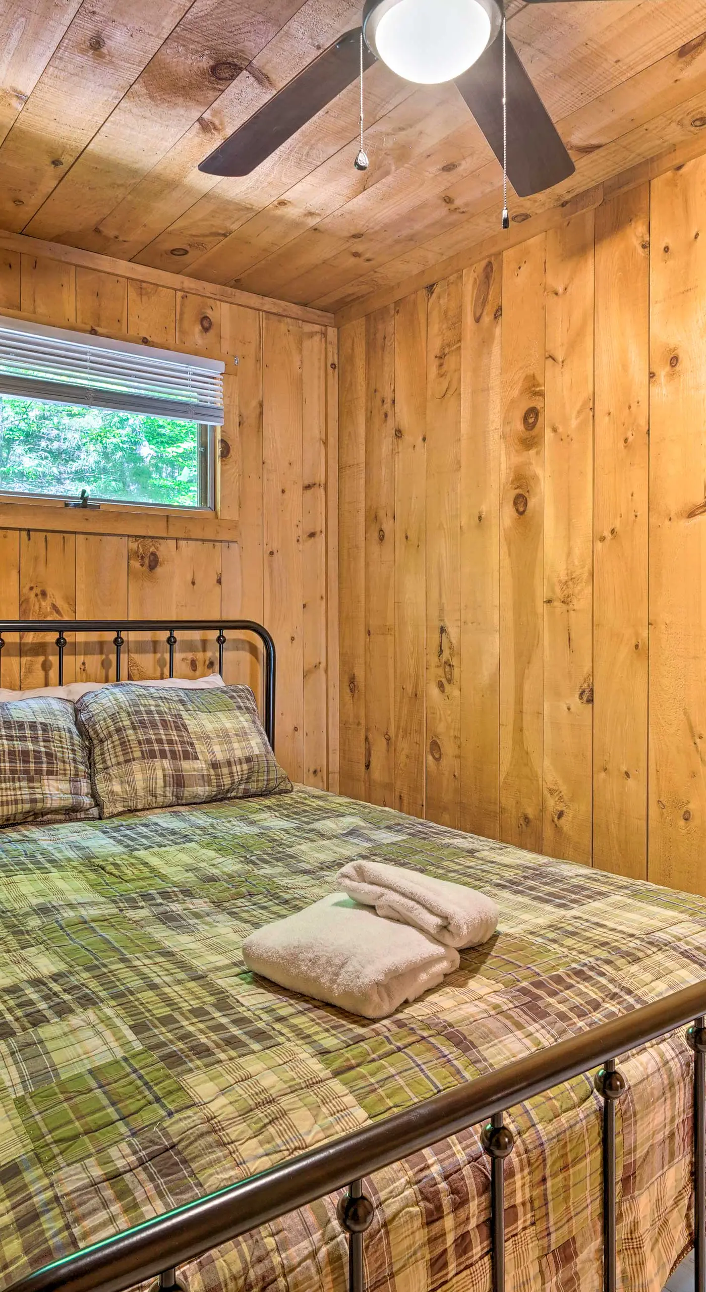 Wilmington Chalet w/ Hot Tub < 8 Mi to Mount Snow!