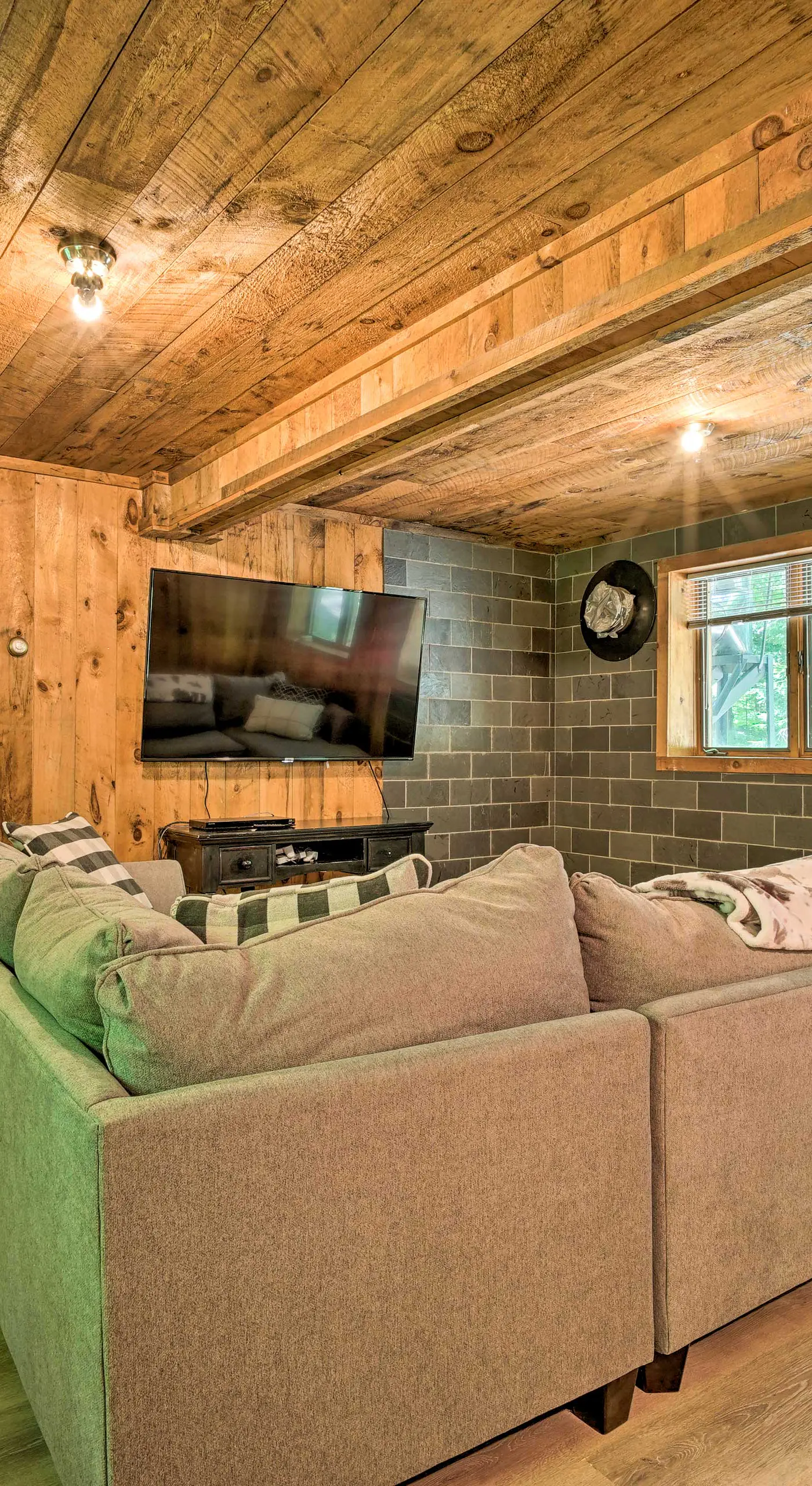 Wilmington Chalet w/ Hot Tub < 8 Mi to Mount Snow!