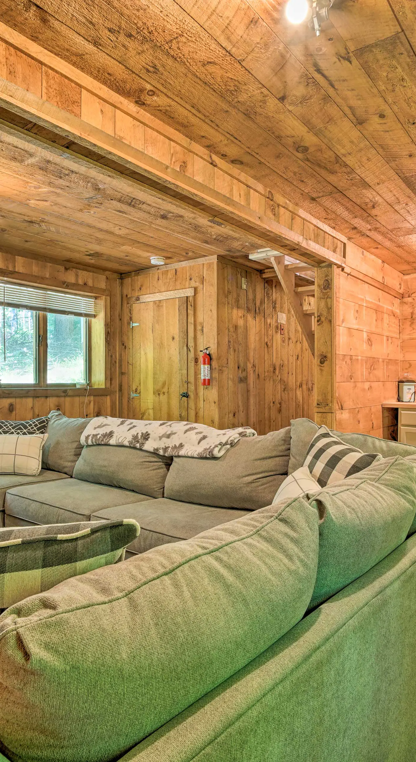 Wilmington Chalet w/ Hot Tub < 8 Mi to Mount Snow!
