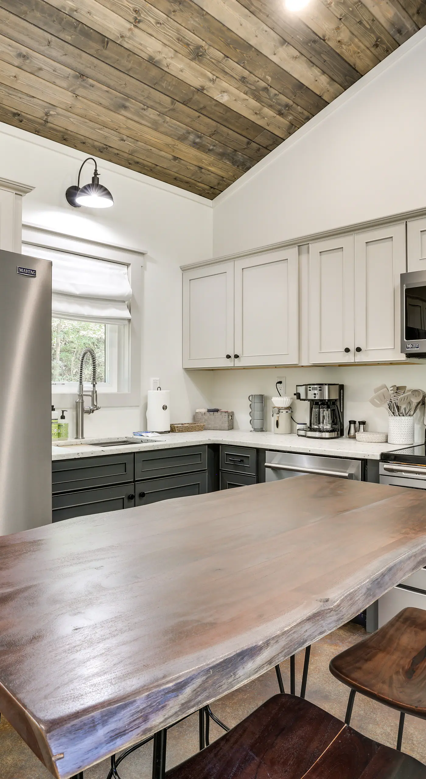 ‘Whitewood’ w/ Hot Tub: Peaceful Wildwood Retreat