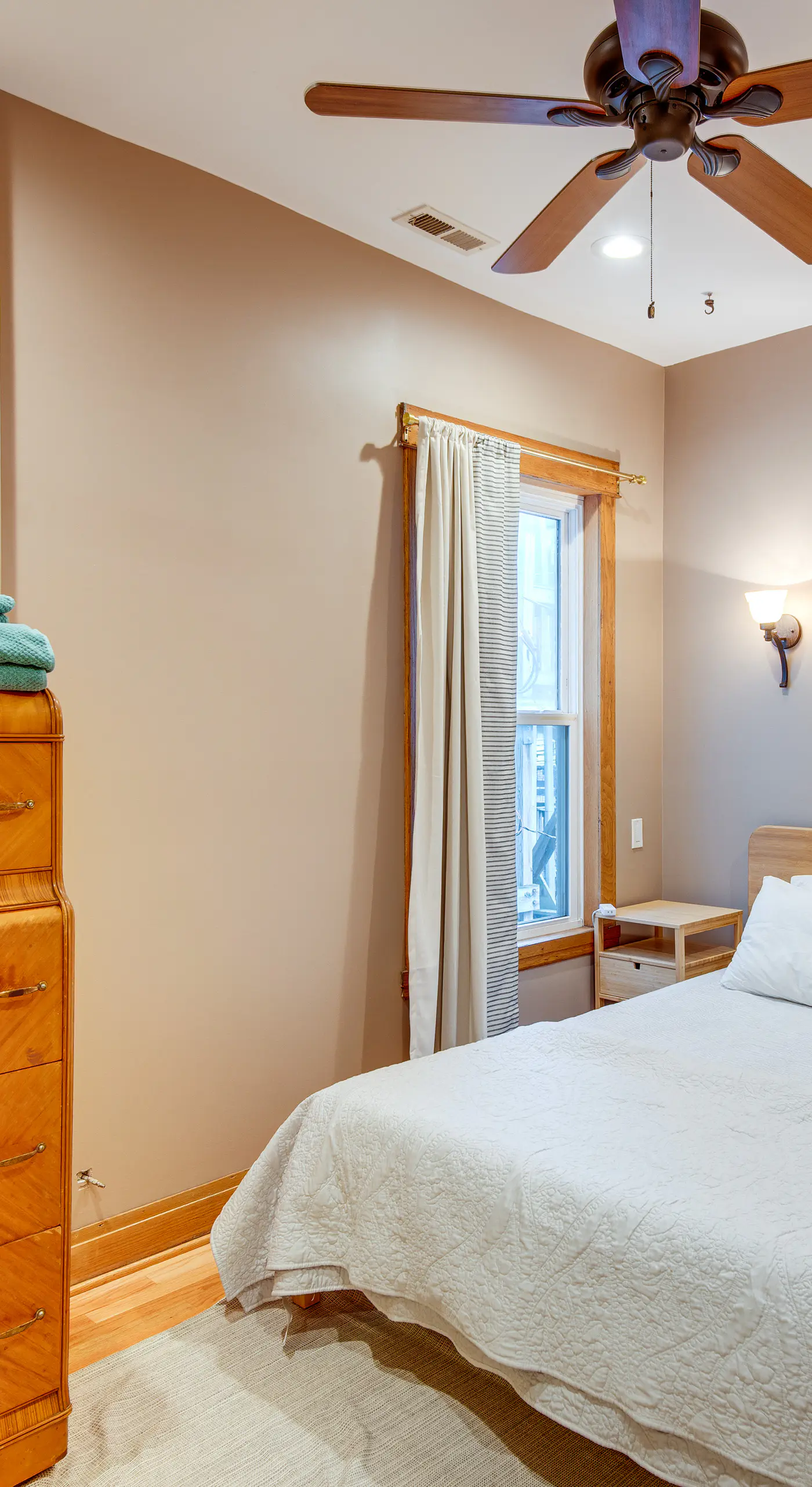 1 Mi to Wrigley! Quintessential Chi-Town Greystone