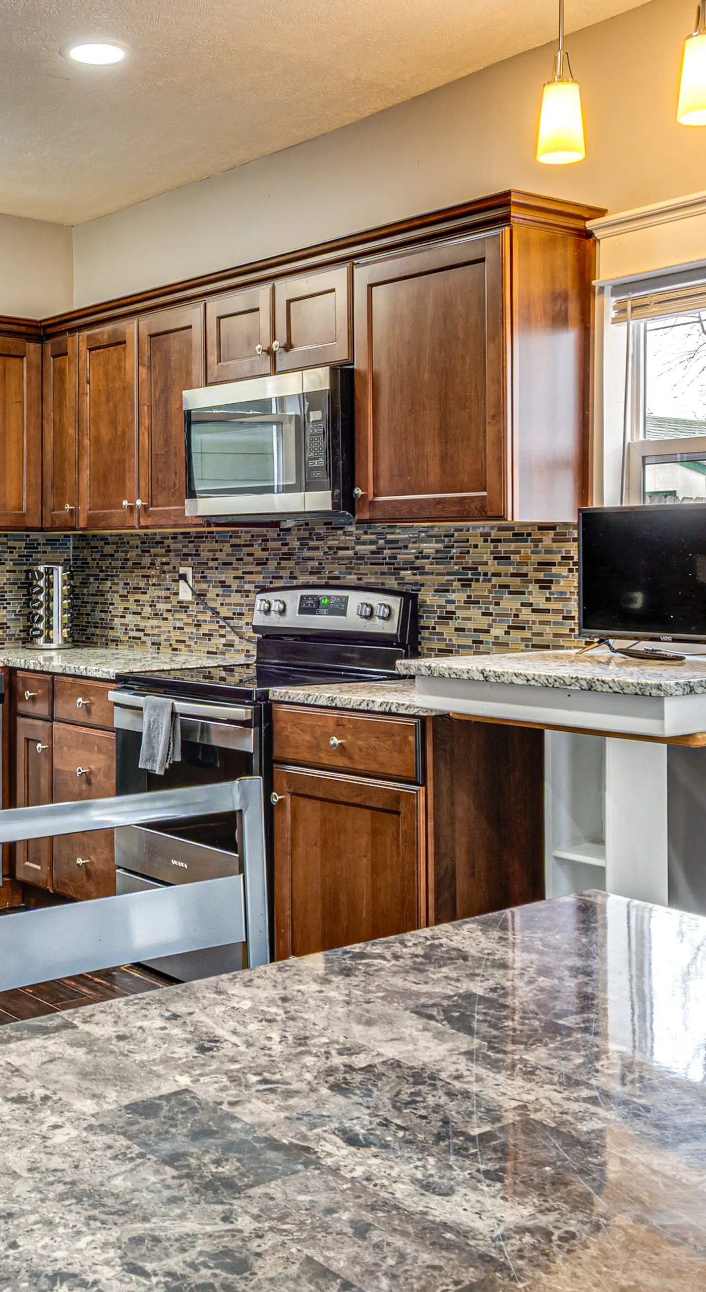 3 Mi to Dtwn Indy: Bright Home w/ Furnished Deck