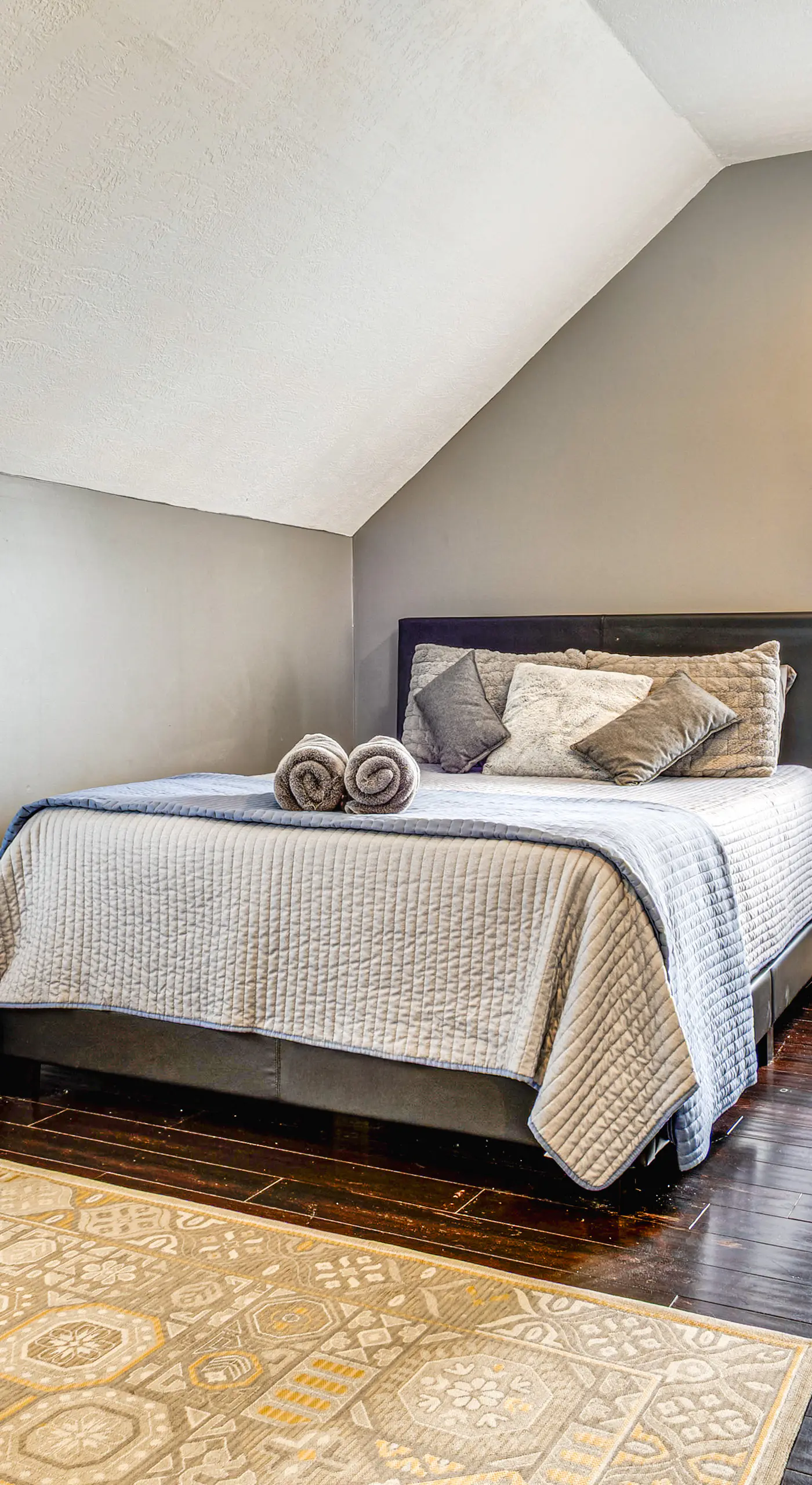 3 Mi to Dtwn Indy: Bright Home w/ Furnished Deck