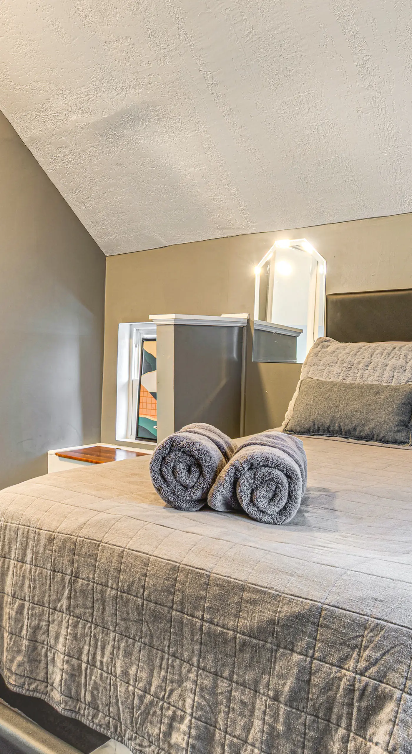 3 Mi to Dtwn Indy: Bright Home w/ Furnished Deck
