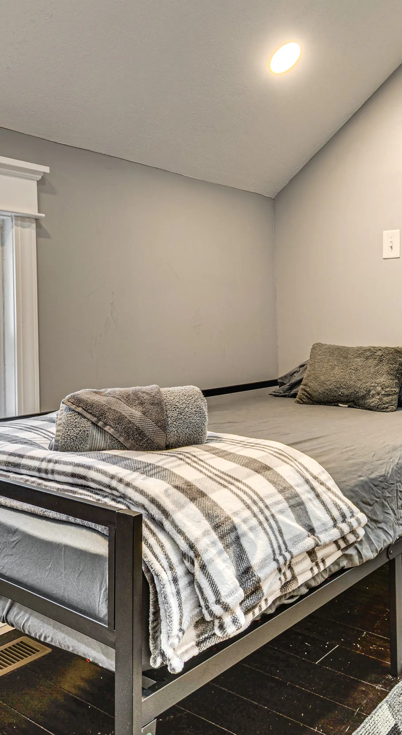 3 Mi to Dtwn Indy: Bright Home w/ Furnished Deck