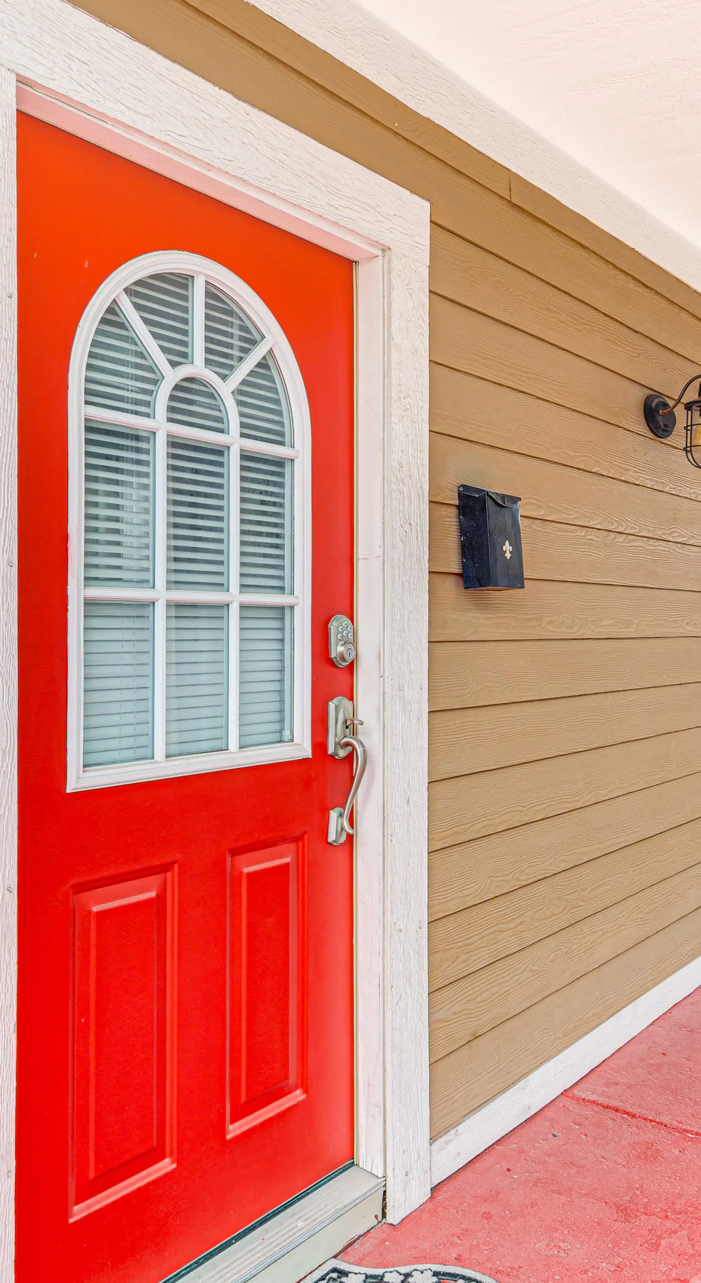 3 Mi to Dtwn Indy: Bright Home w/ Furnished Deck