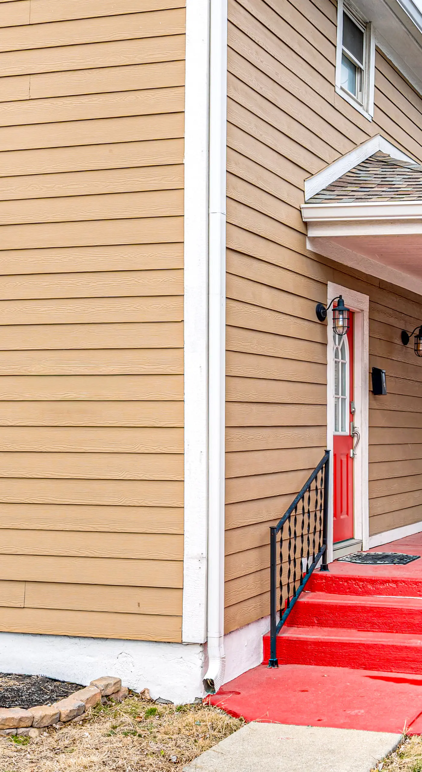 3 Mi to Dtwn Indy: Bright Home w/ Furnished Deck