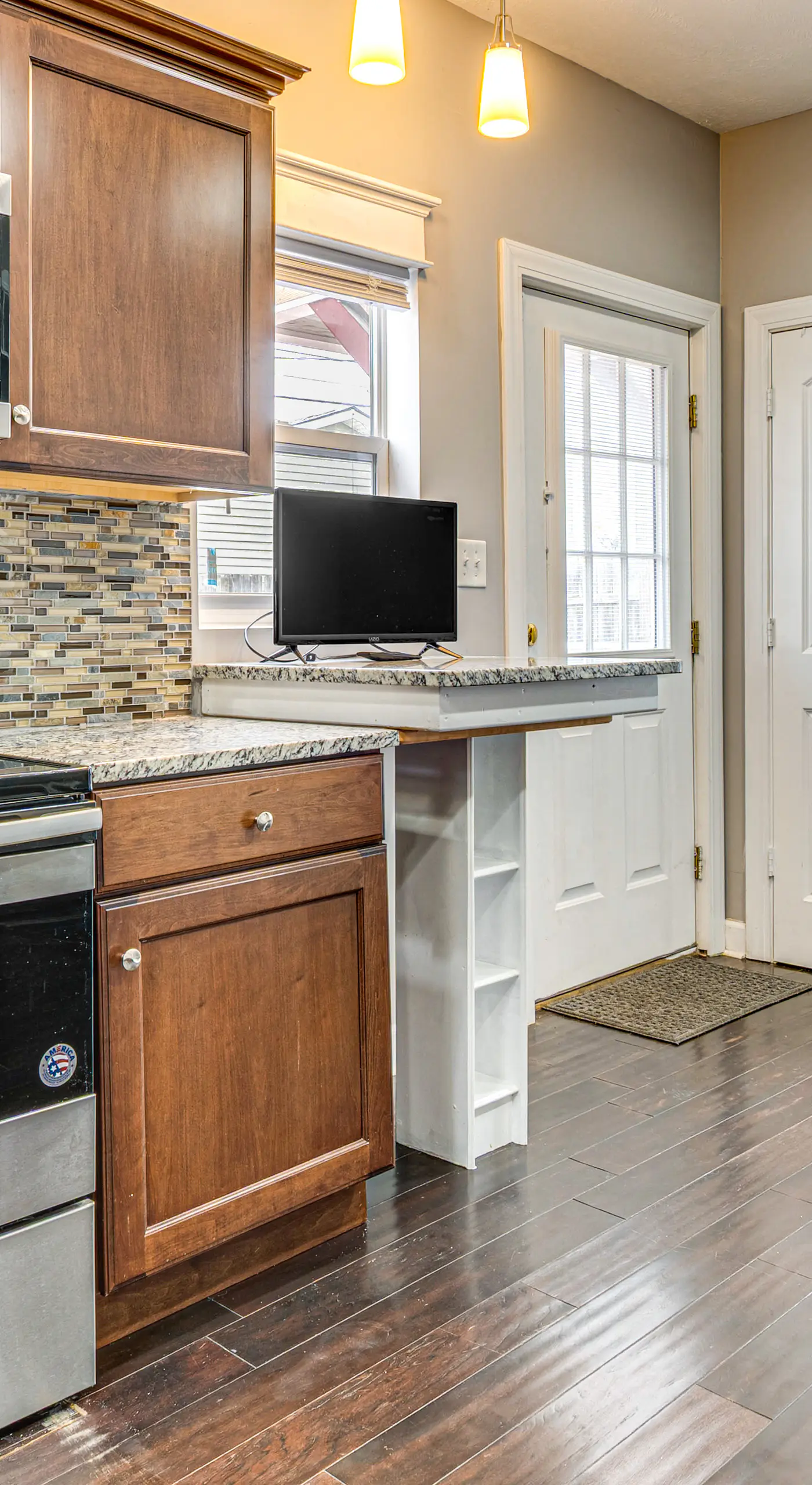 3 Mi to Dtwn Indy: Bright Home w/ Furnished Deck
