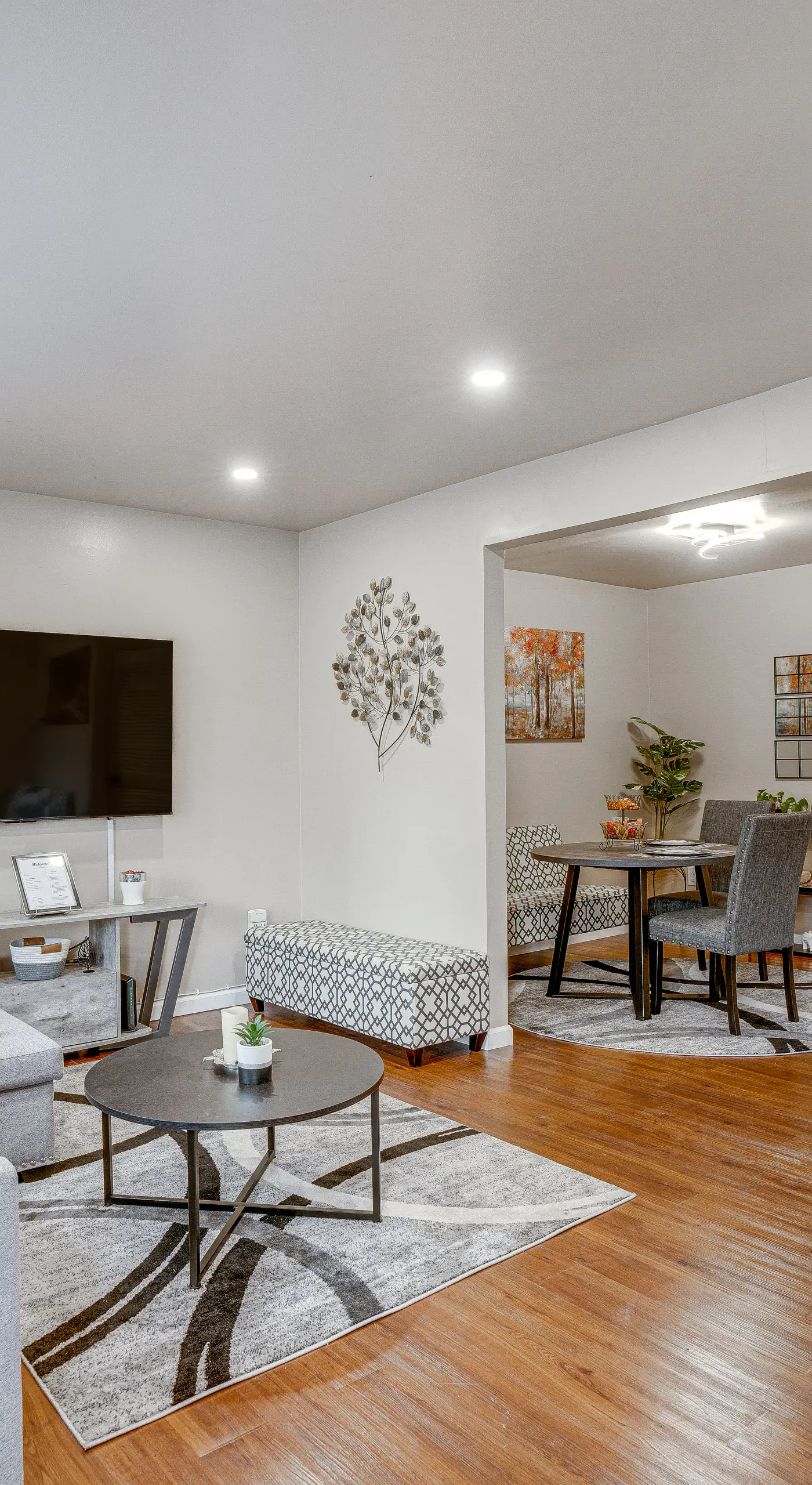 Walk to Mall & Train Station! Philly Suburb Stay